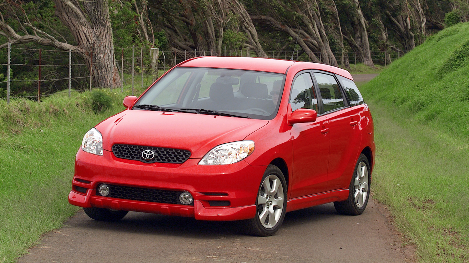 Toyota Matrix XRS: Celica Motorlu Unutulmuş Hot Hatch, Golf GTI'dan 25 Bin Dolar Daha Ucuz