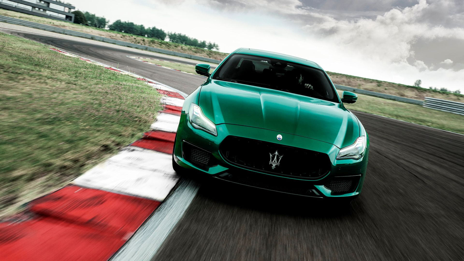 2021-2023 Maserati Quattroporte Trofeo Driving