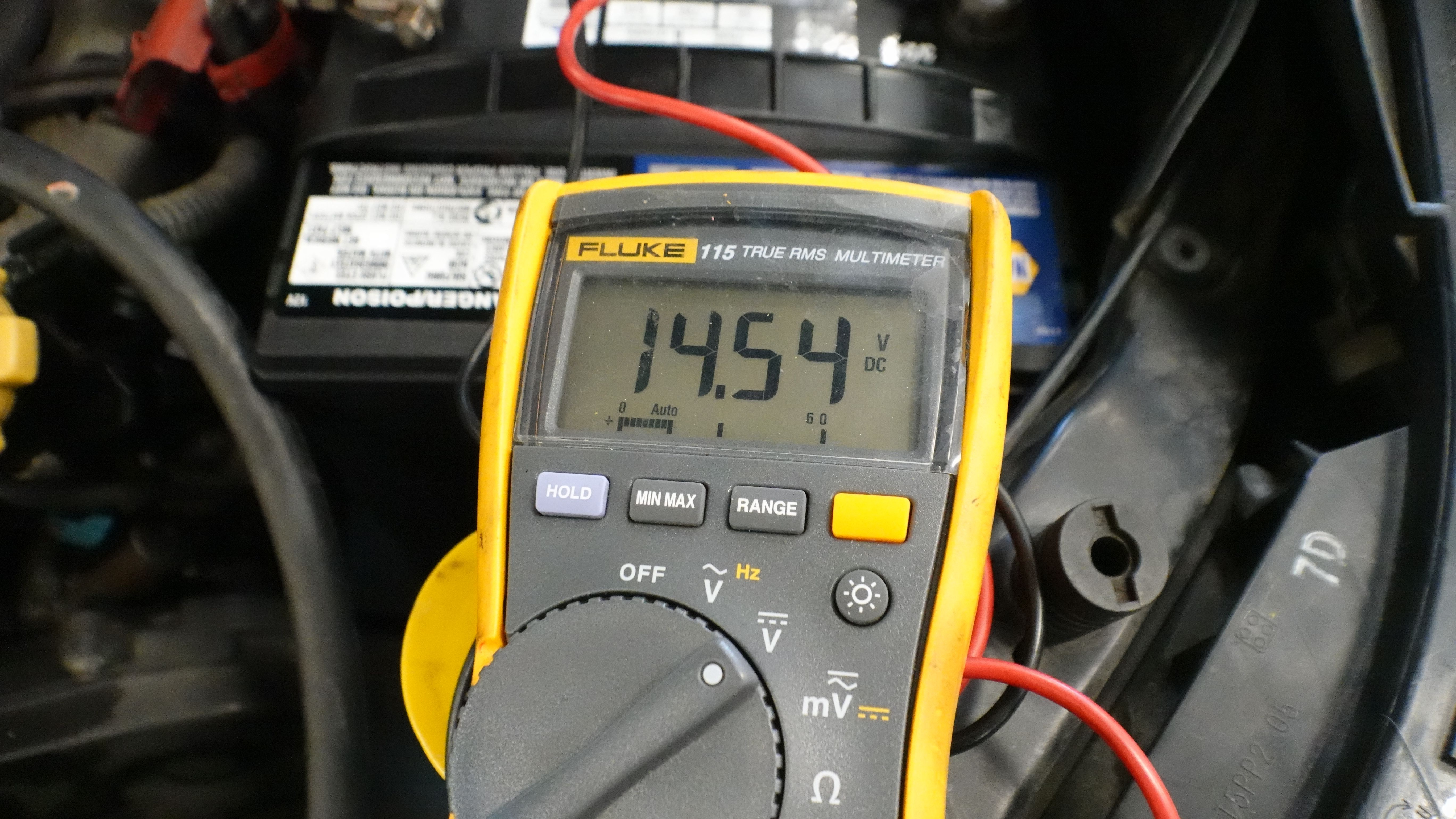 Tension de la batterie - moteur en marche-1