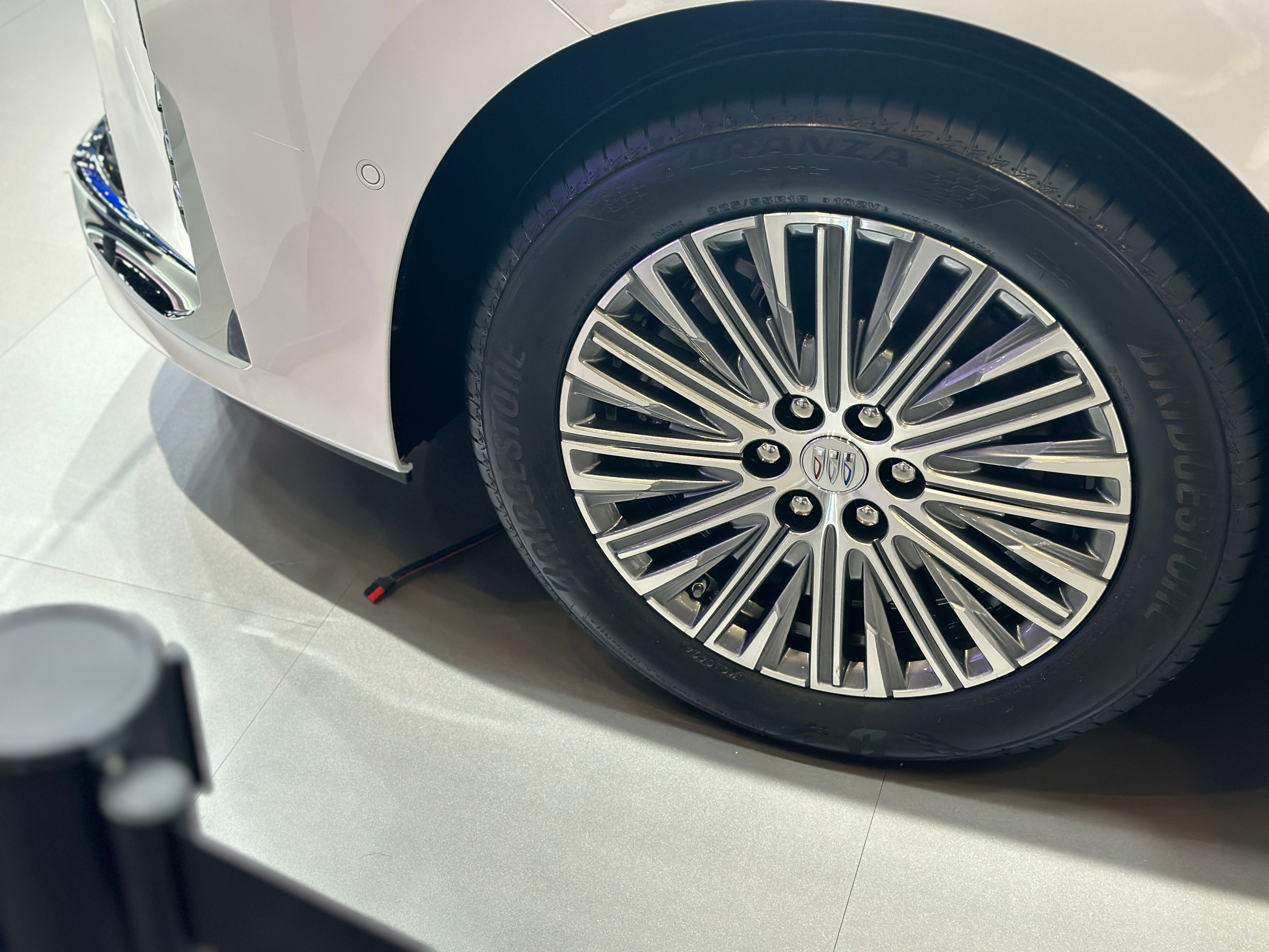 Buick Facelifts GL8 Minivan With 392-HP PHEV Powertrain, VIP Seating ...