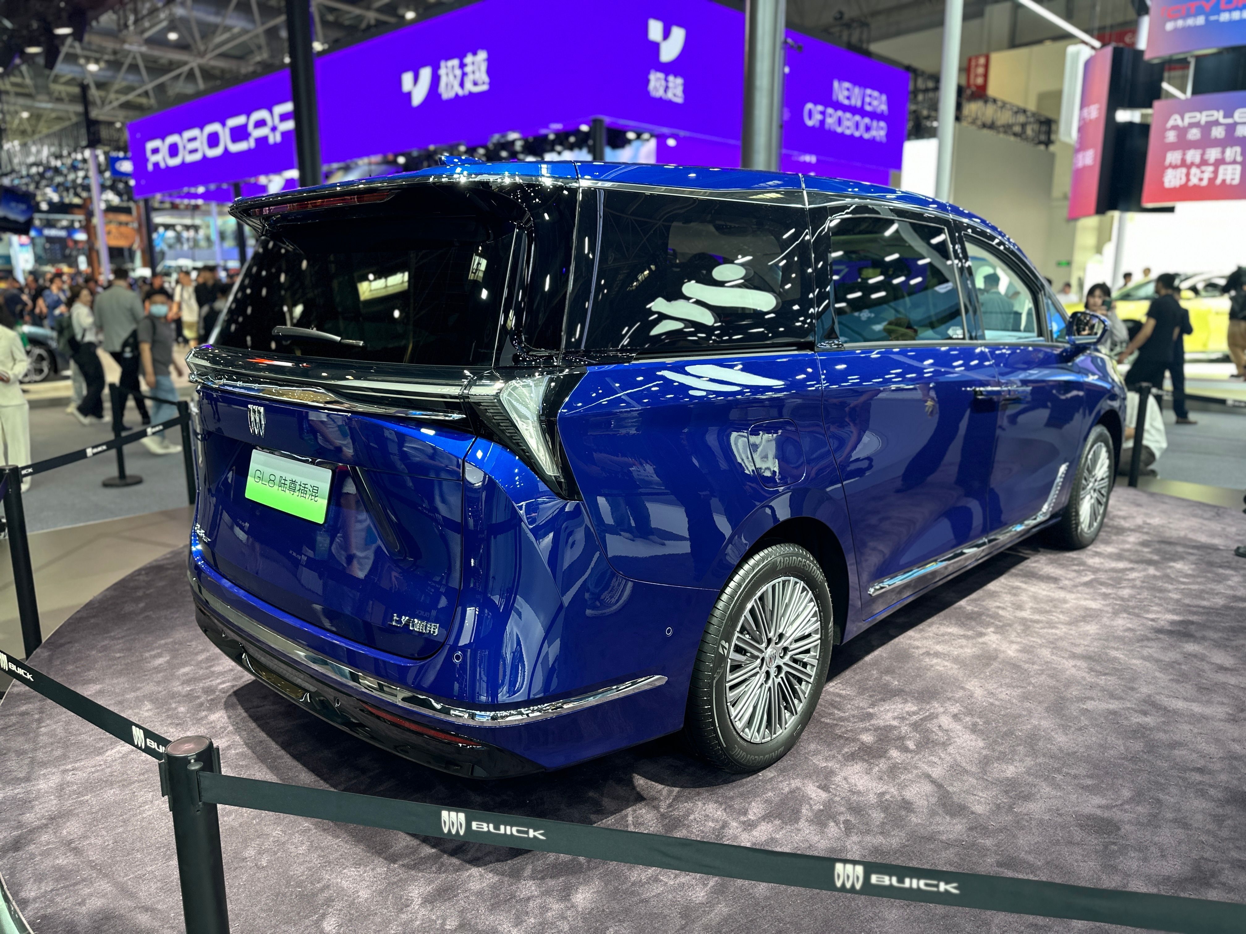 Buick Facelifts GL8 Minivan With 392-HP PHEV Powertrain, VIP Seating ...
