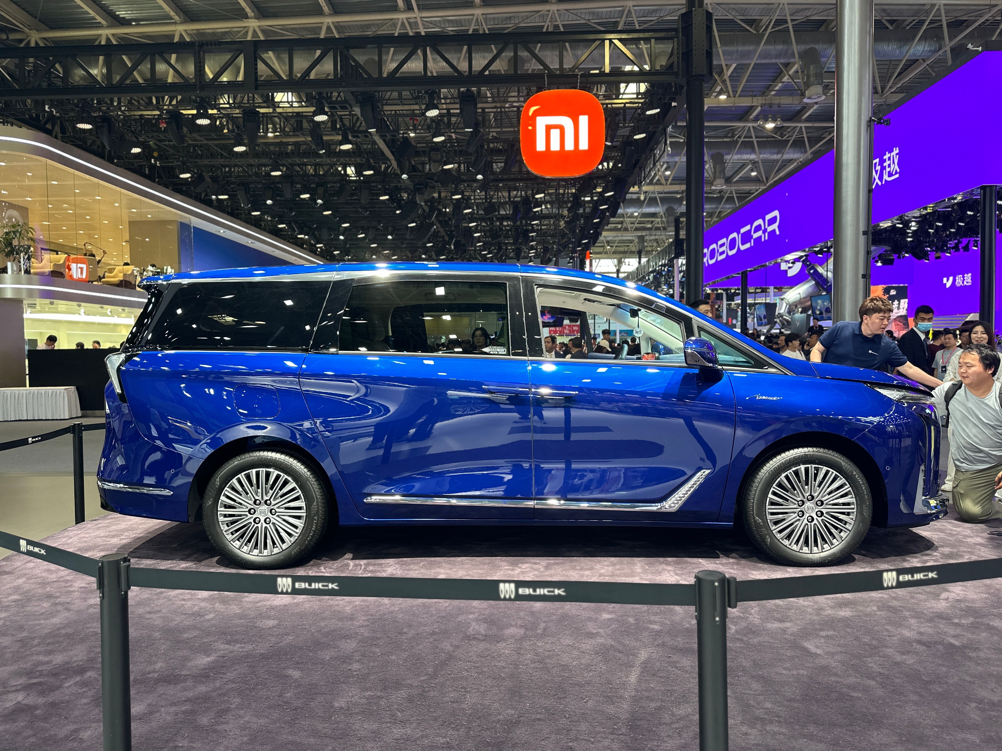 Buick Facelifts GL8 Minivan With 392-HP PHEV Powertrain, VIP Seating ...