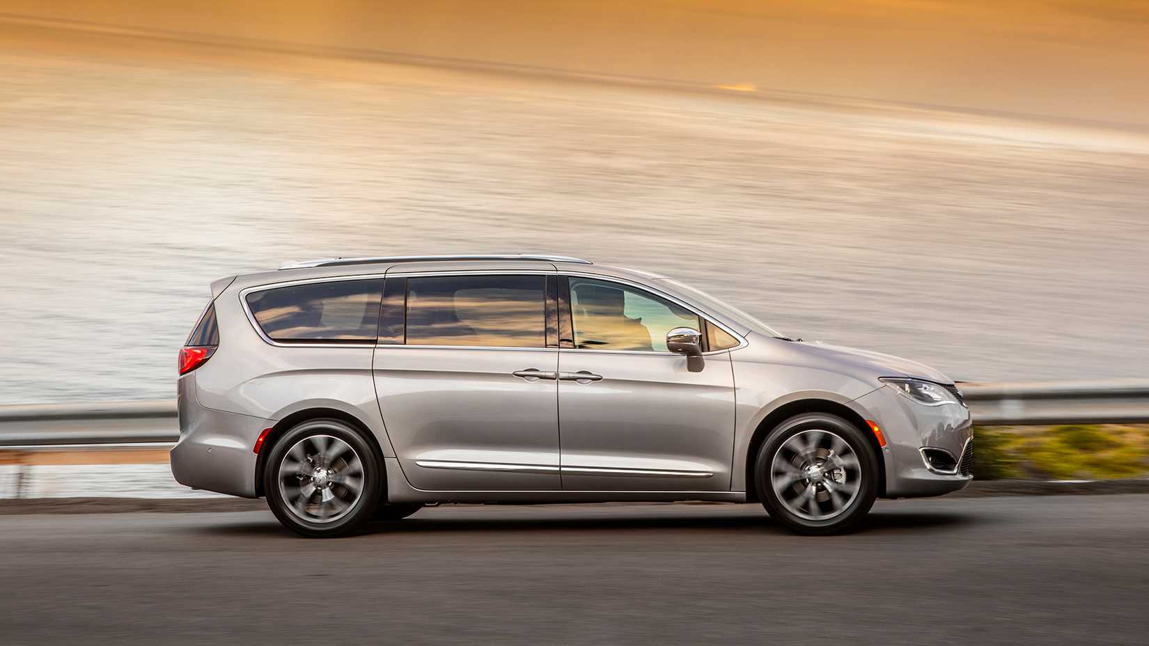 2017 Chrysler Pacifica side
