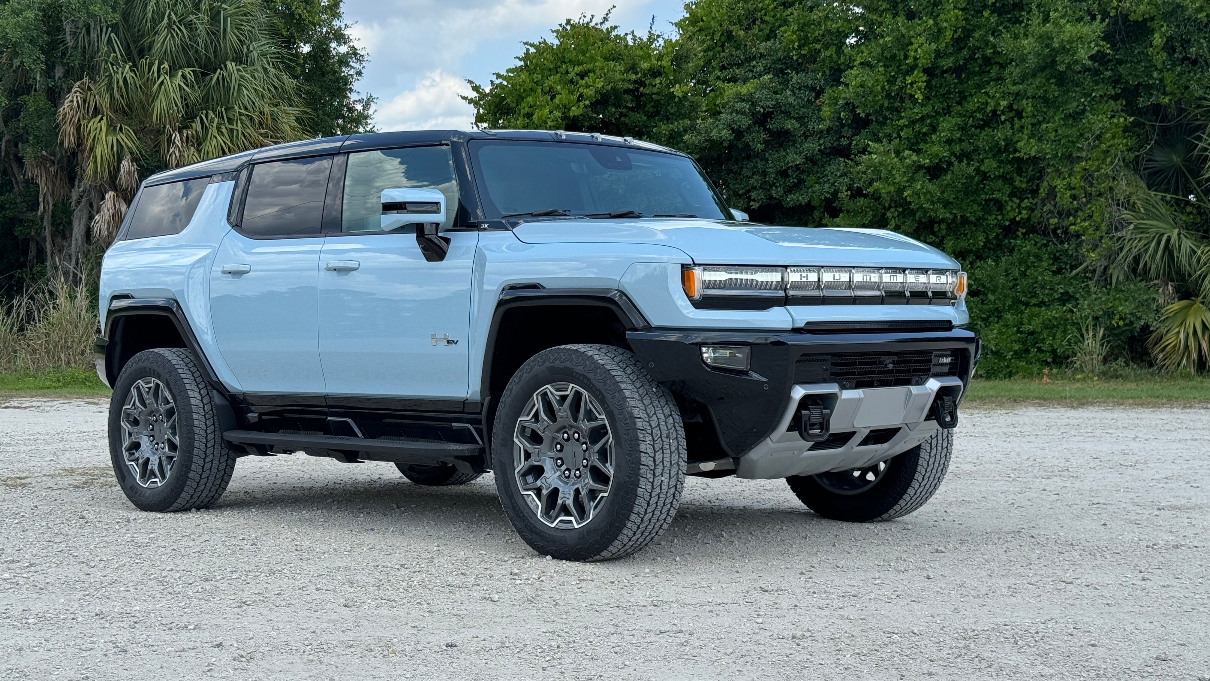 2024 GMC Hummer EV SUV front 3/4 static