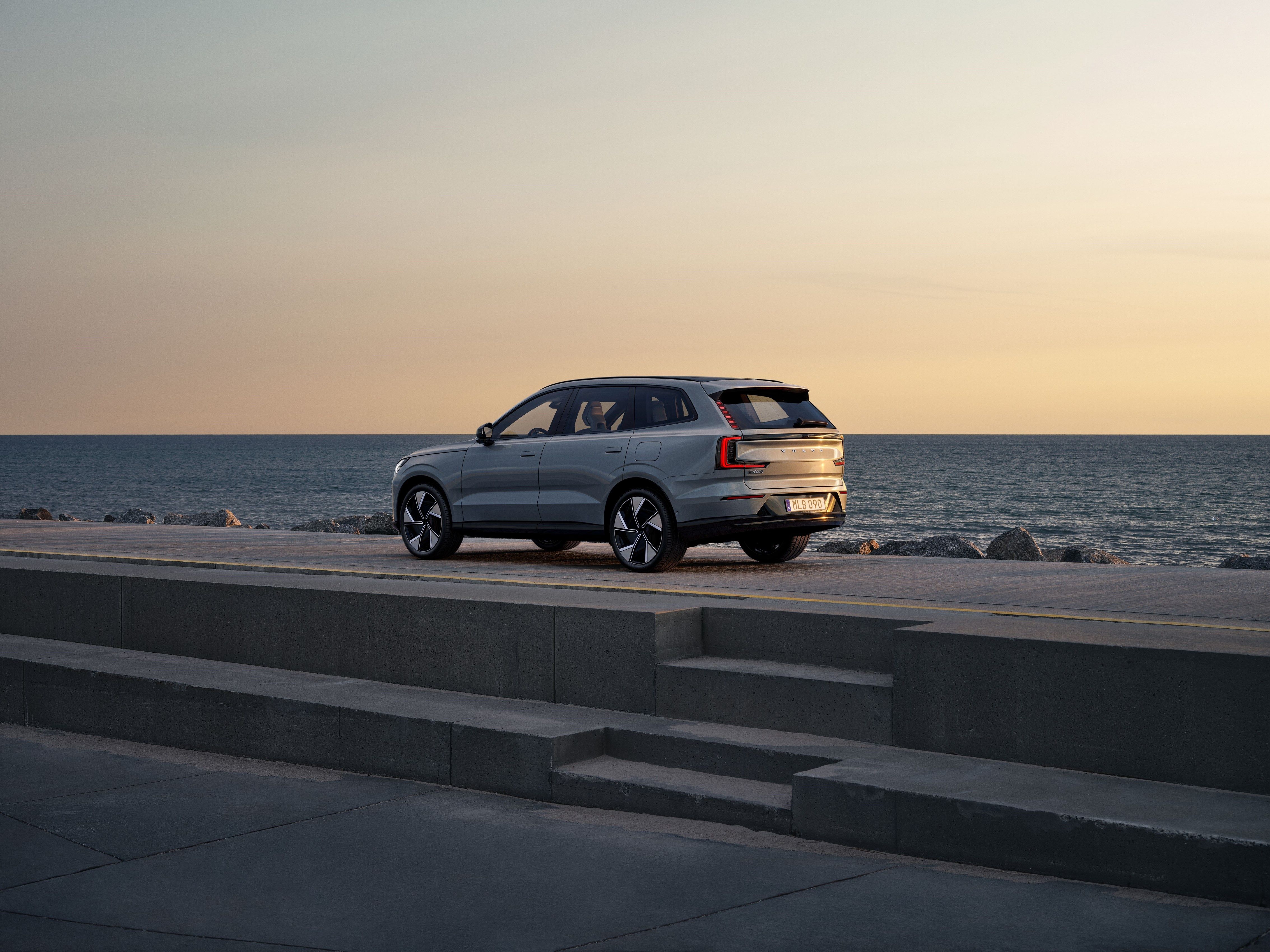 Volvo EX90 3/4 rear view