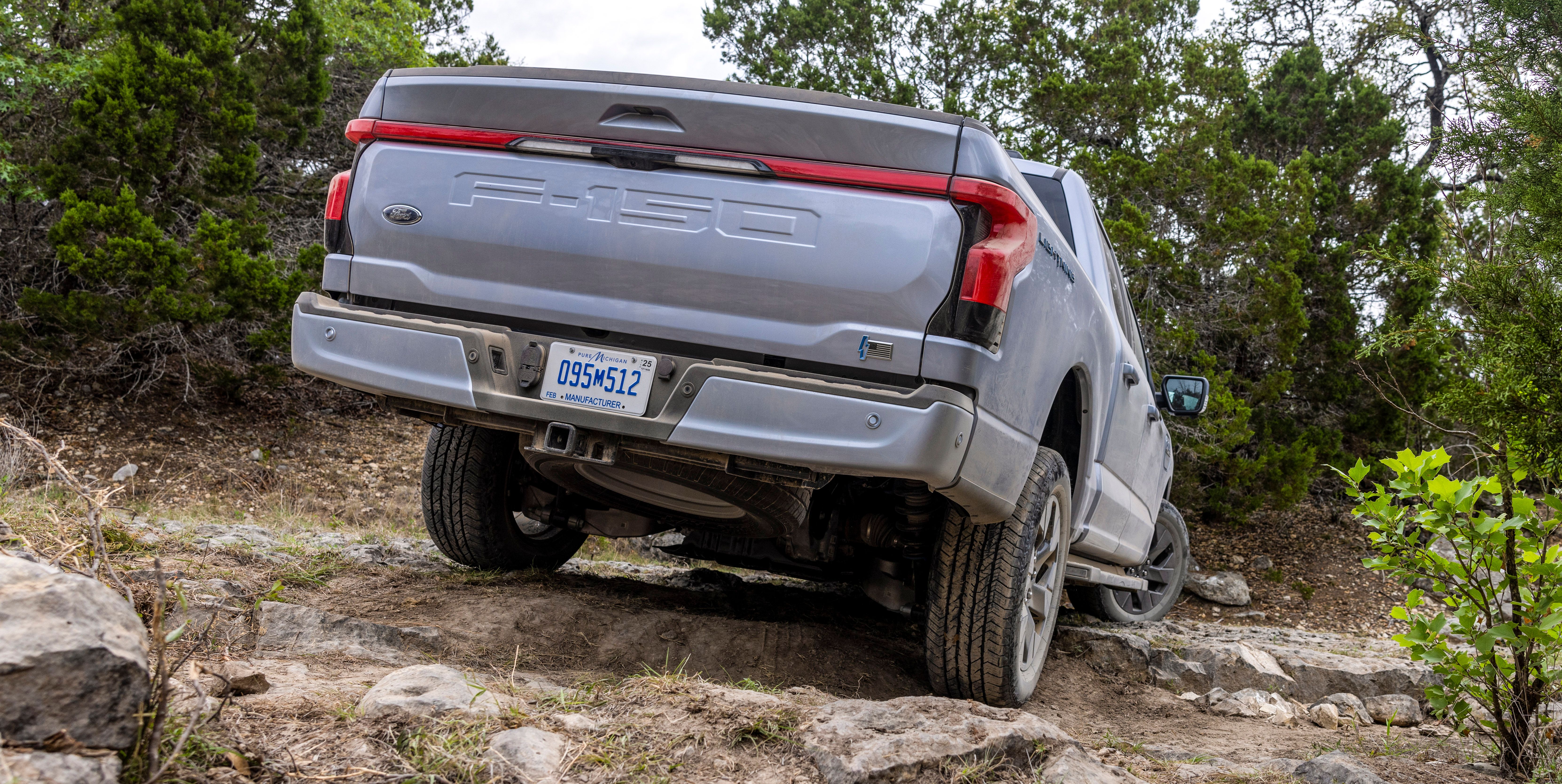 F-150 Lightning_Lariat_off-road_02