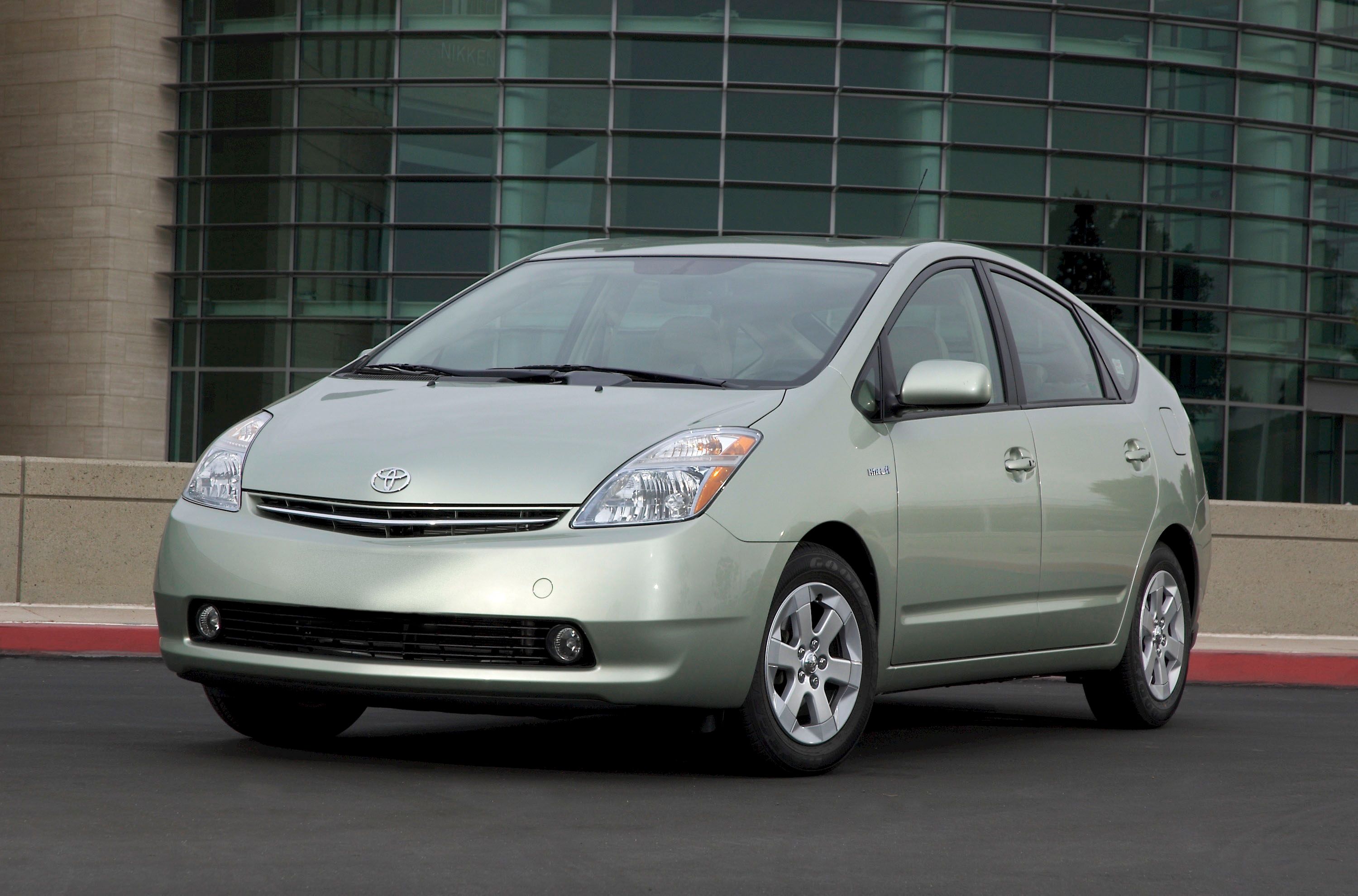 Toyota Prius 2nd Gen front Angle View
