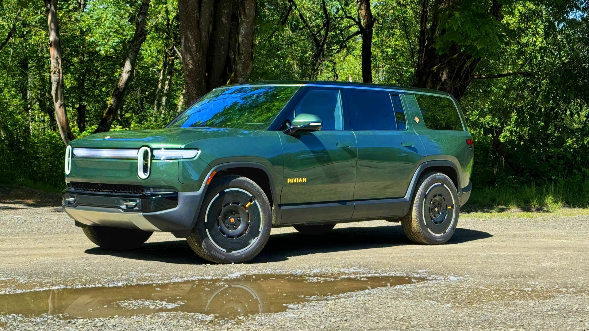 2025 Rivian R1S front 3/4 static