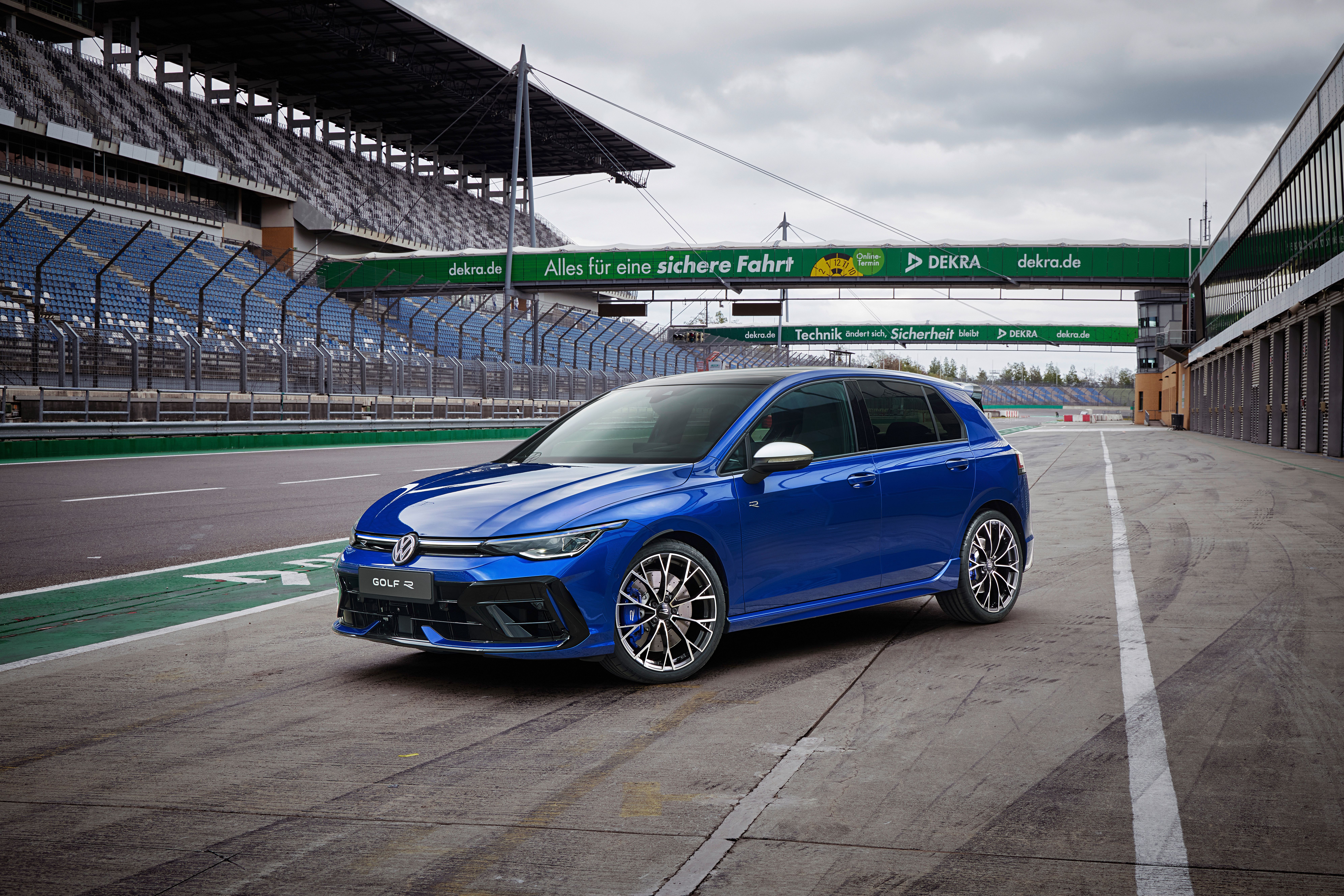 Volkswagen Golf R 3/4 front view