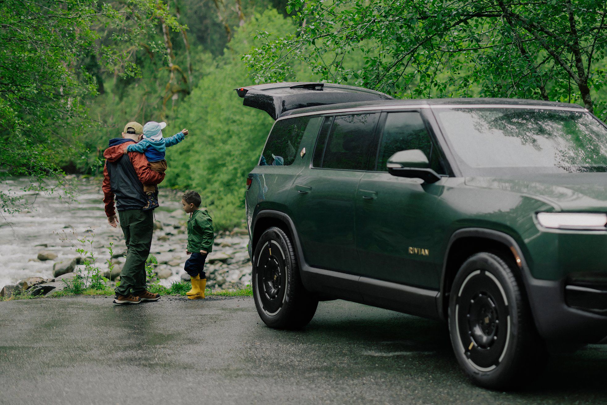 2025 Rivian R1S SUV Pricing, Photos & Specs