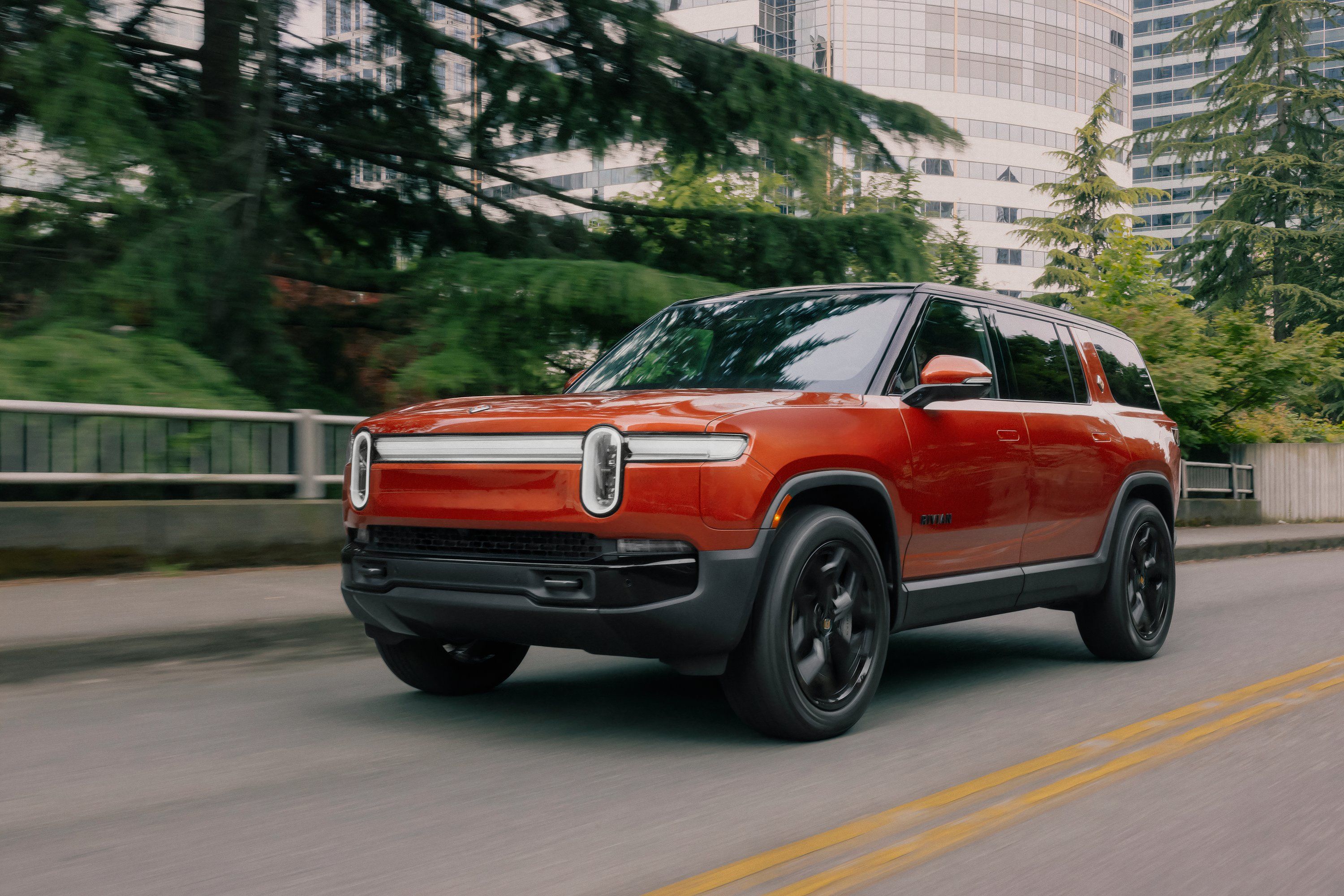 2025 Rivian R1S SUV Pricing, Photos & Specs
