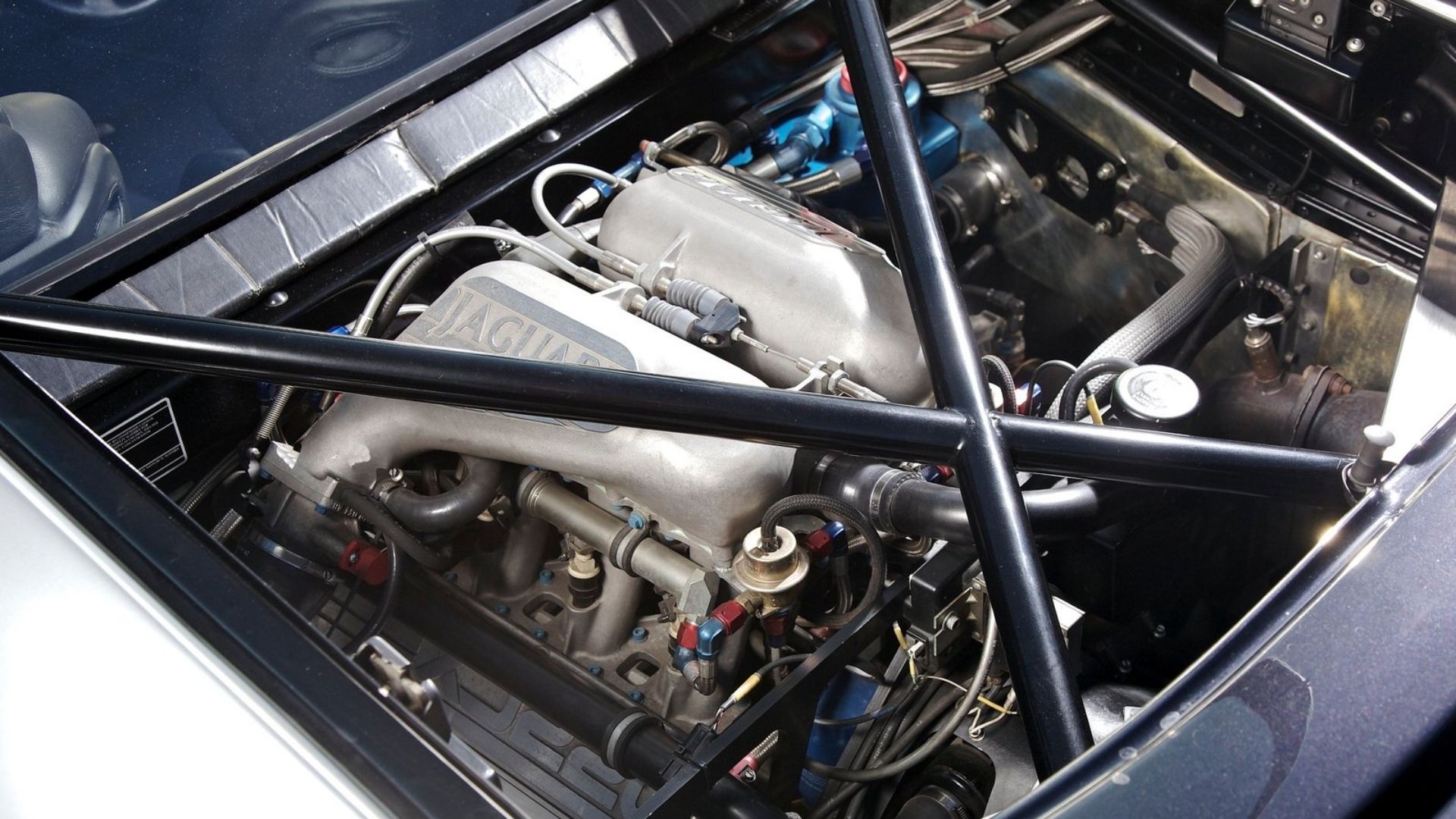 jaguar jrv-6 engine in an xj220