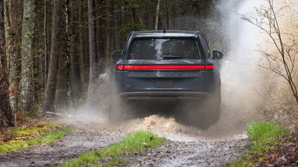 2025 Rivian R1S SUV Pricing, Photos & Specs