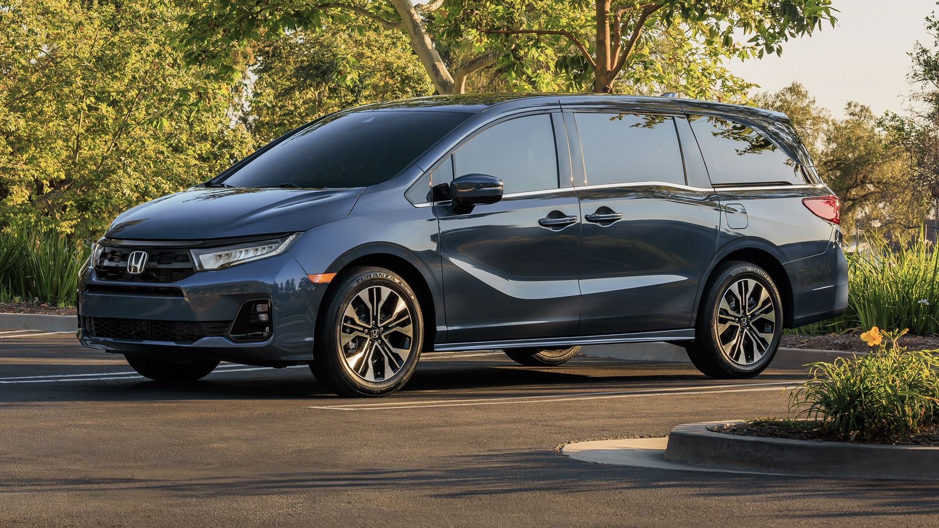 2025 Honda Odyssey in front of trees