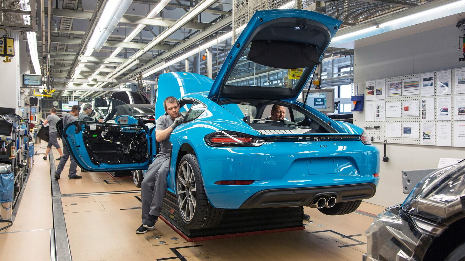 Porsche 718 Cayman 3/4 rear view