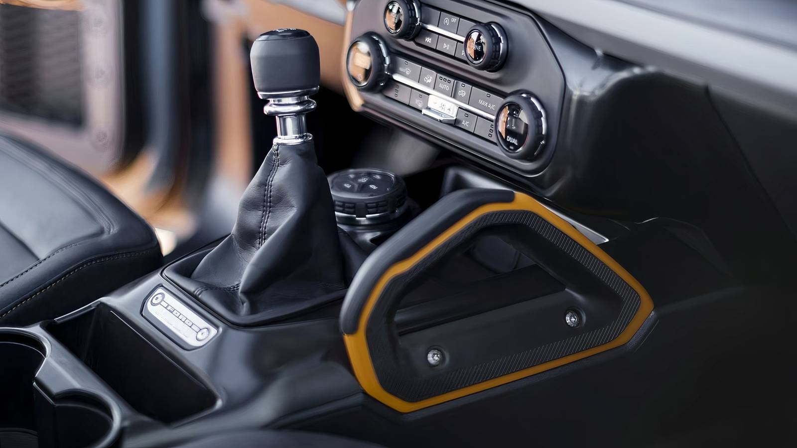Due SUV con cambio manuale disponibili nel 2026: Jeep Wrangler e Ford Bronco