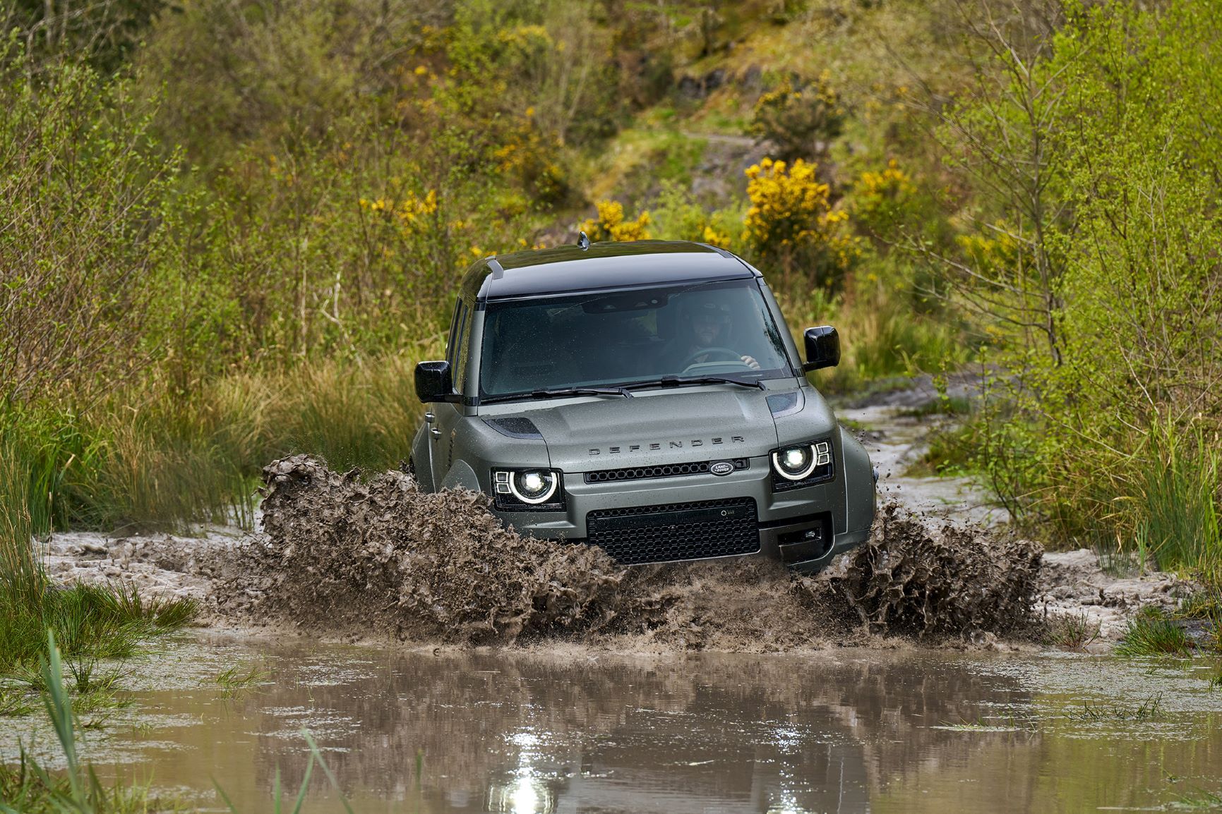 2025 Land Rover Defender OCTA off-road