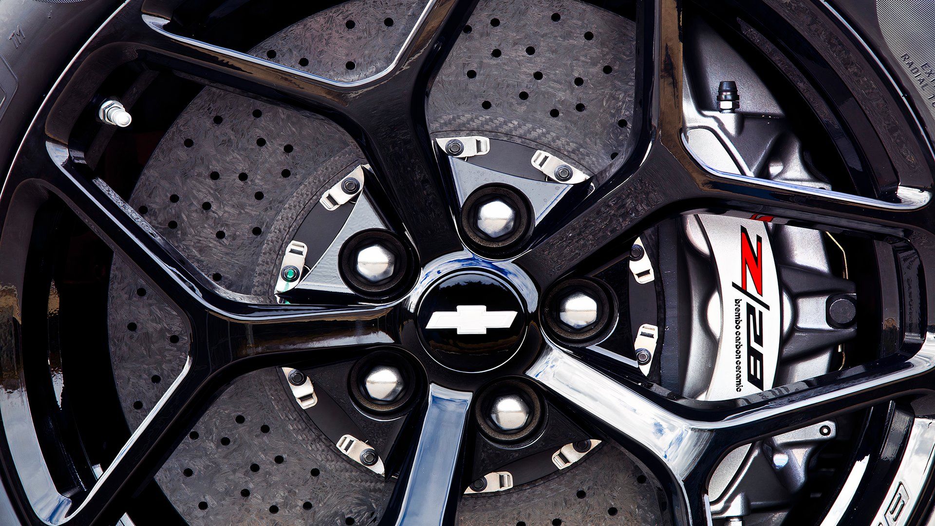 2015-Chevrolet-Camaro-Z28-wheel-close-up