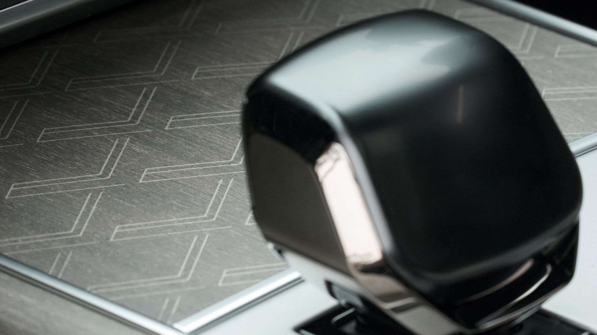 2024 Range Rover SV Carmel Edition Costs Rolls-Royce Money