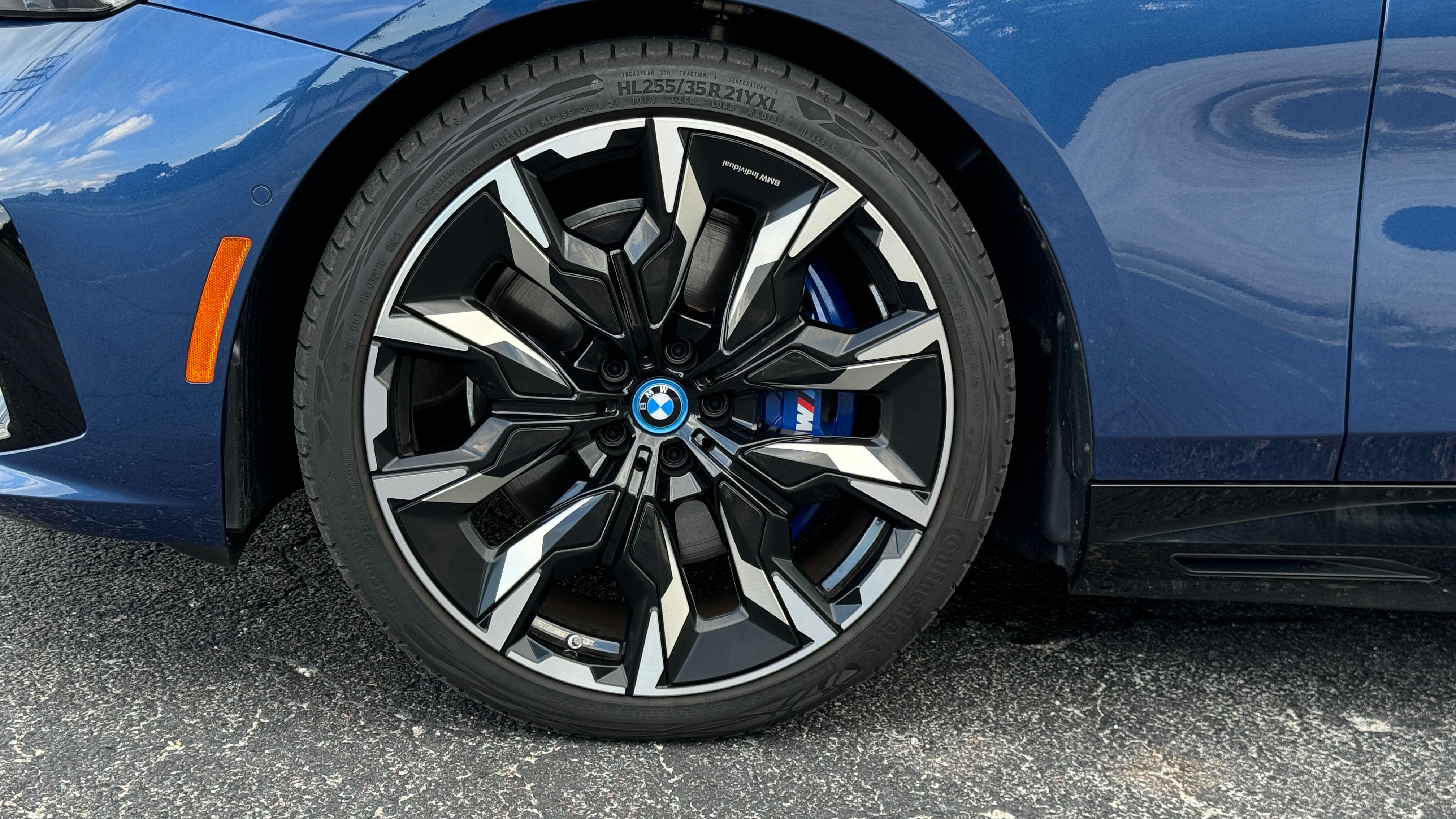 2025 BMW i5 wheel