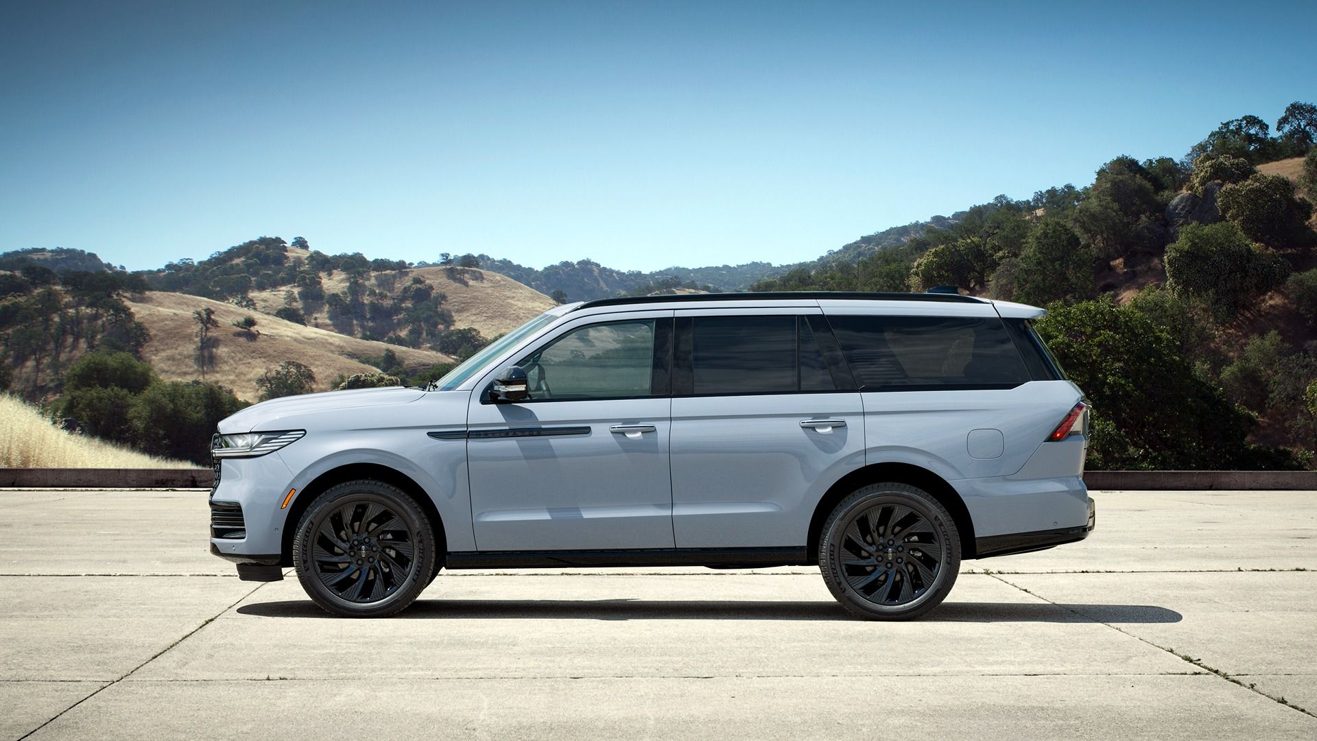 2025 Lincoln Navigator - side view