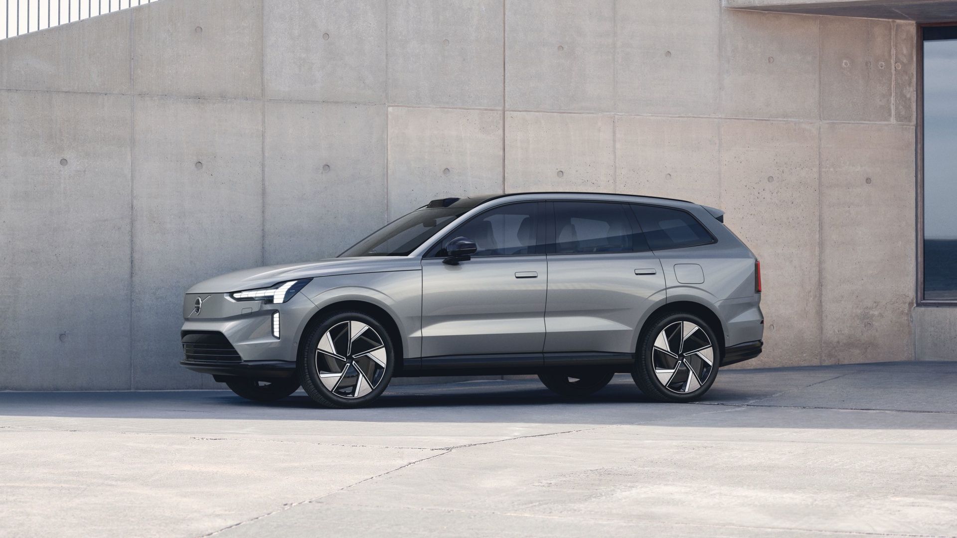 The profile of the 2025 Volvo EX90