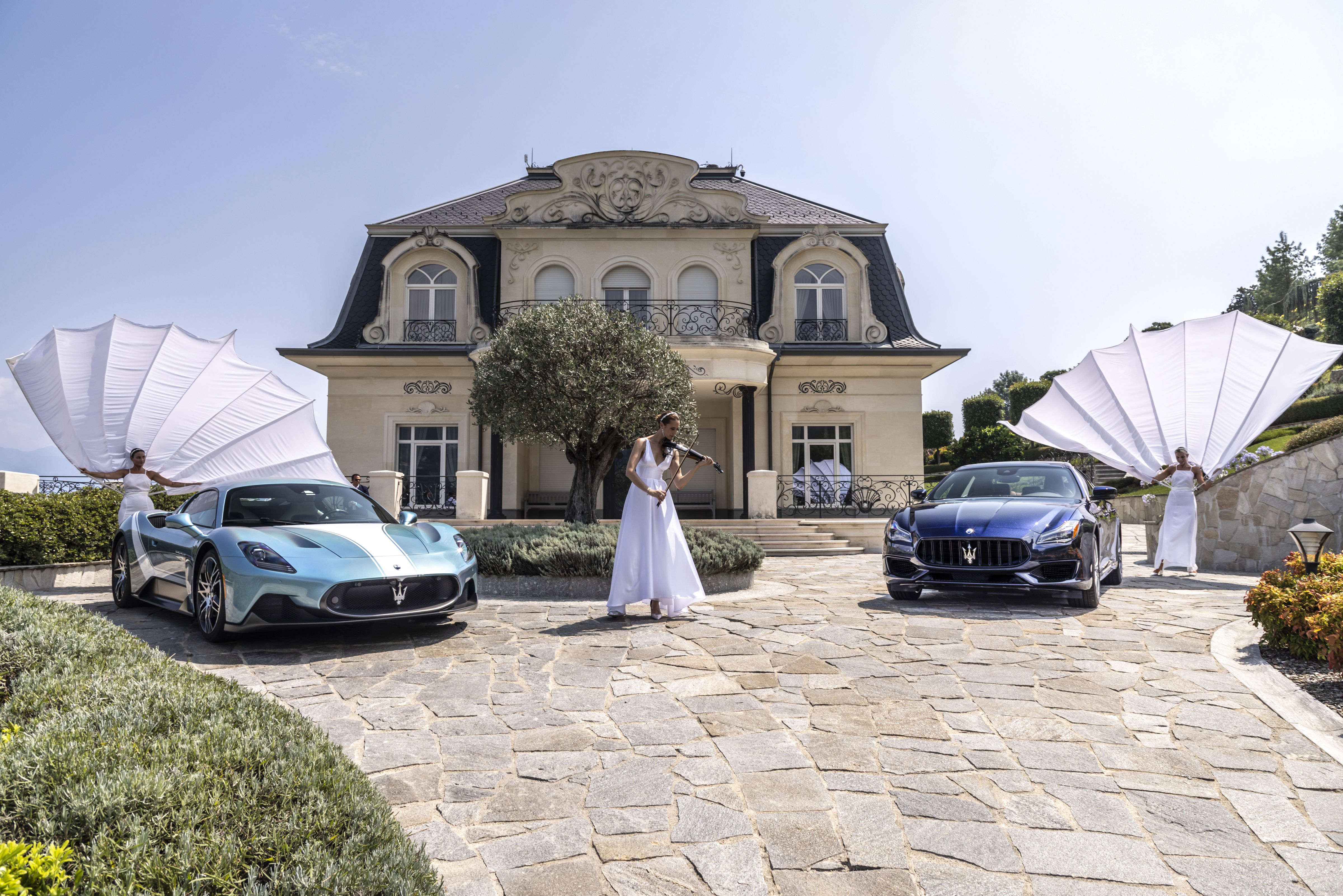 Maserati Quattroporte Grand Finale and MC20 Iris by a mansion with models