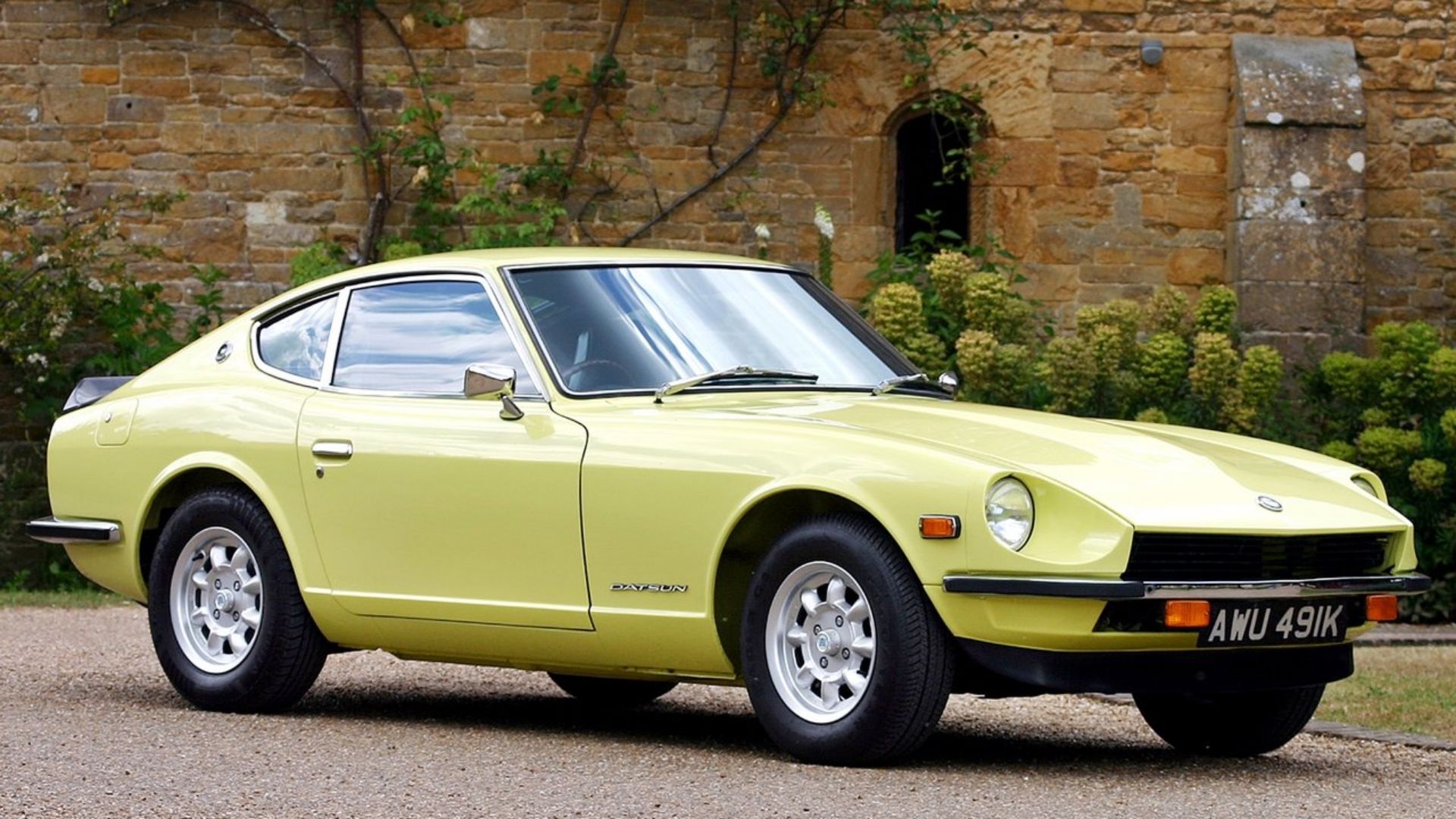 Nissan-240Z-passenger-side