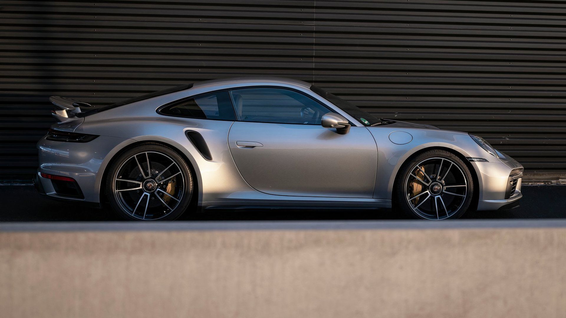 Porsche 911 Turbo S, side profile view