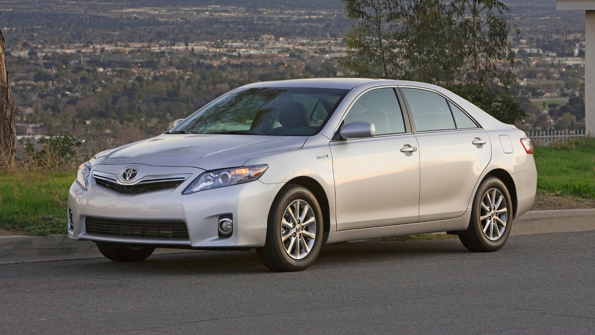2010 Toyota Camry Pricing, Photos & Specs