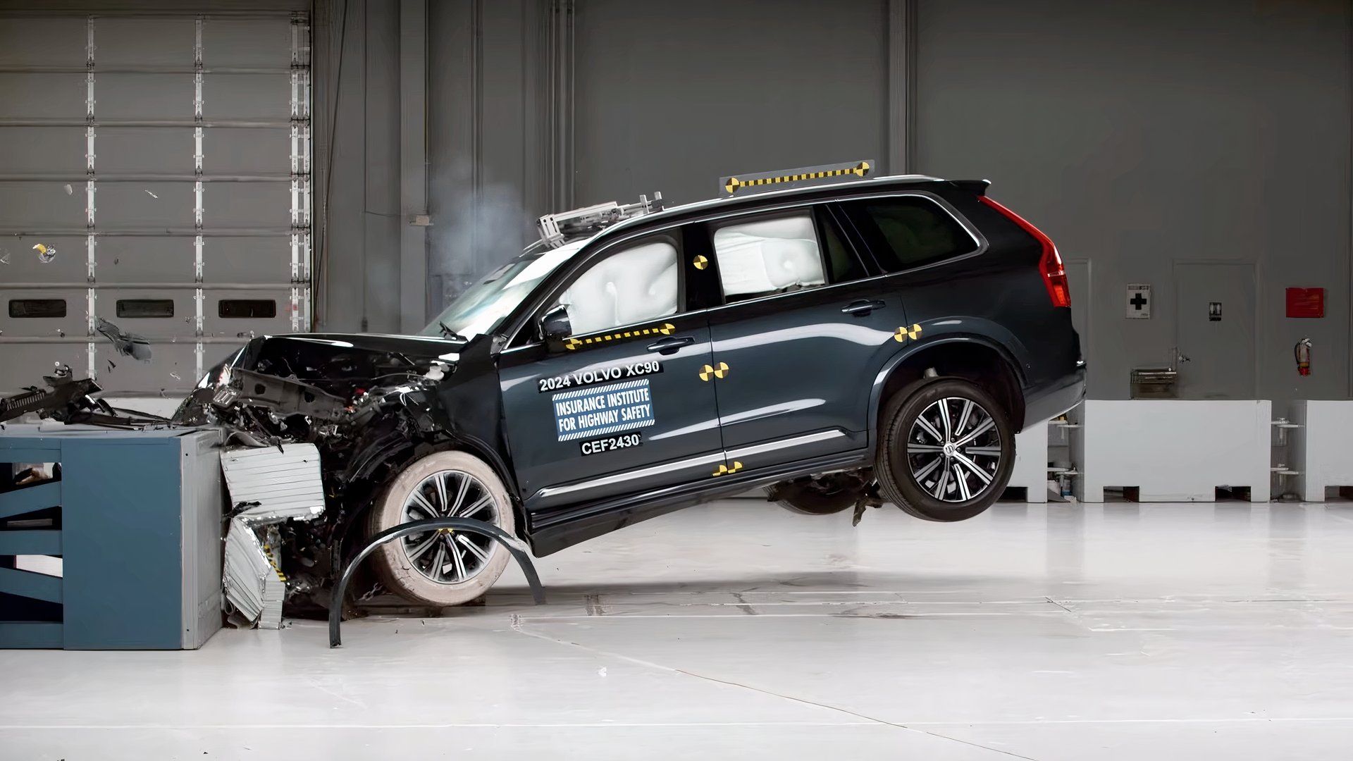 نمای جانبی تست سقوط جلو 2024 Volvo XC90 NHTSA