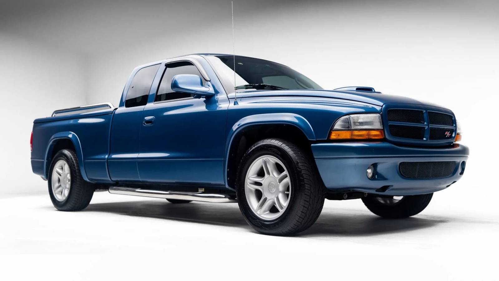 Un motore V8 5.9 Magnum di Dodge con tubi di scarico e componenti meccanici visibili, in un'auto di pickup