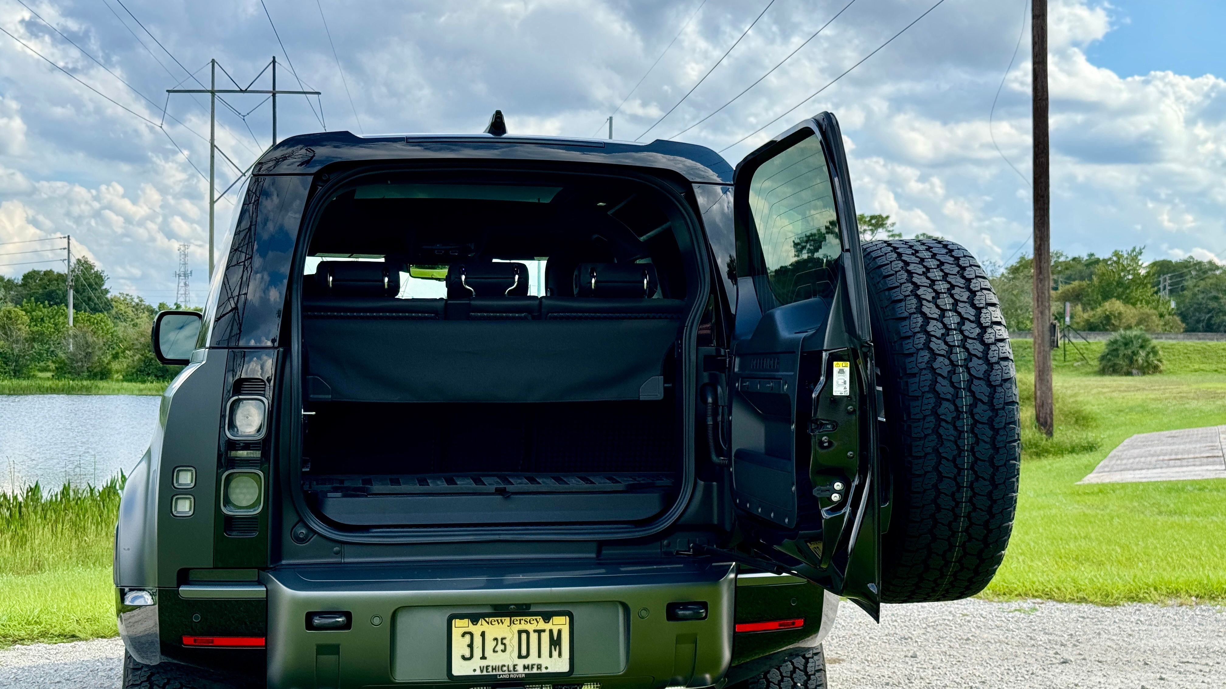 2024 Land Rover Defender 90 Shows Two-Door SUVs Are Silly But Awesome