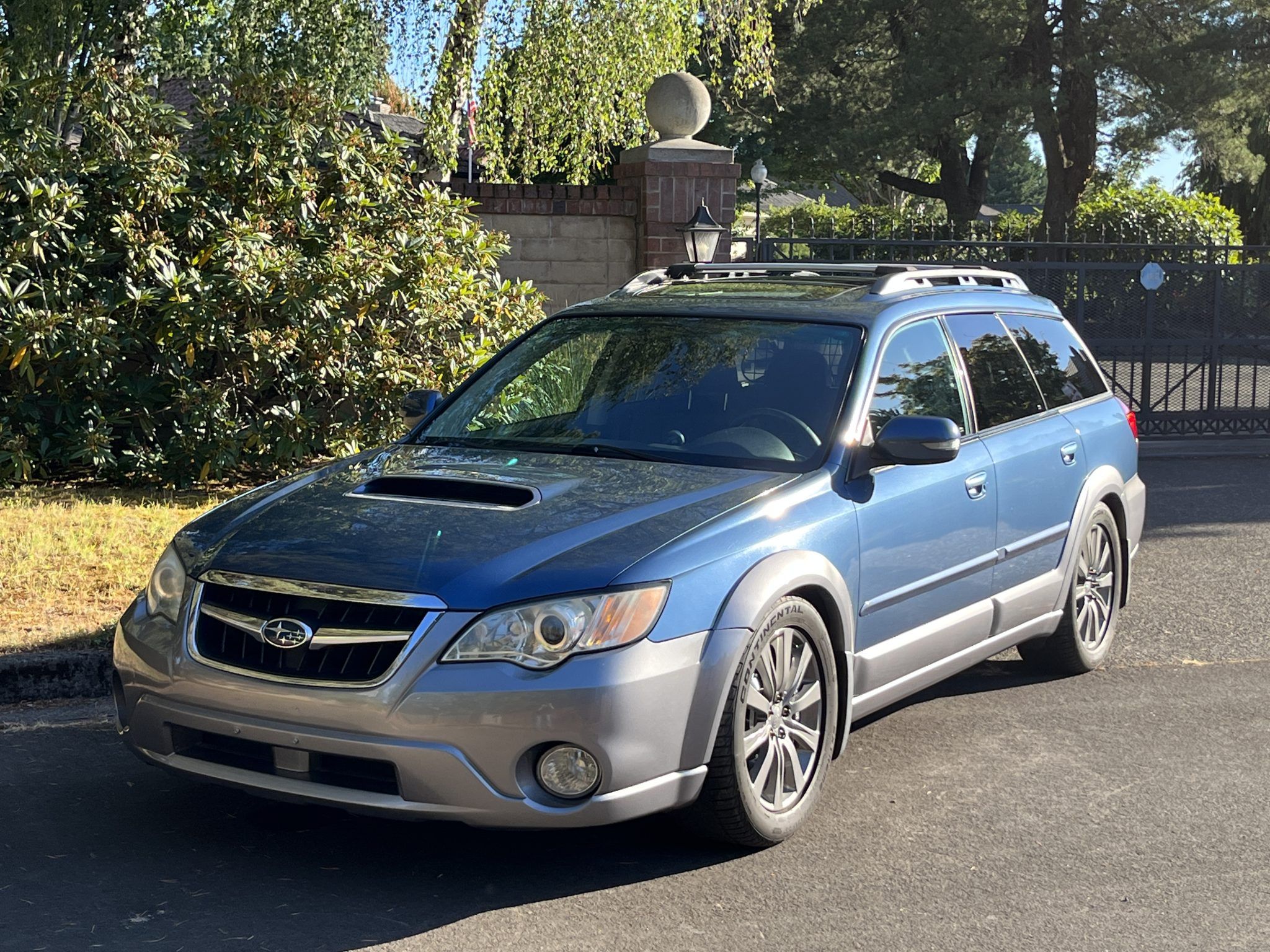 2009 Subaru Outback, Blue/Silver, Front 3/4 View