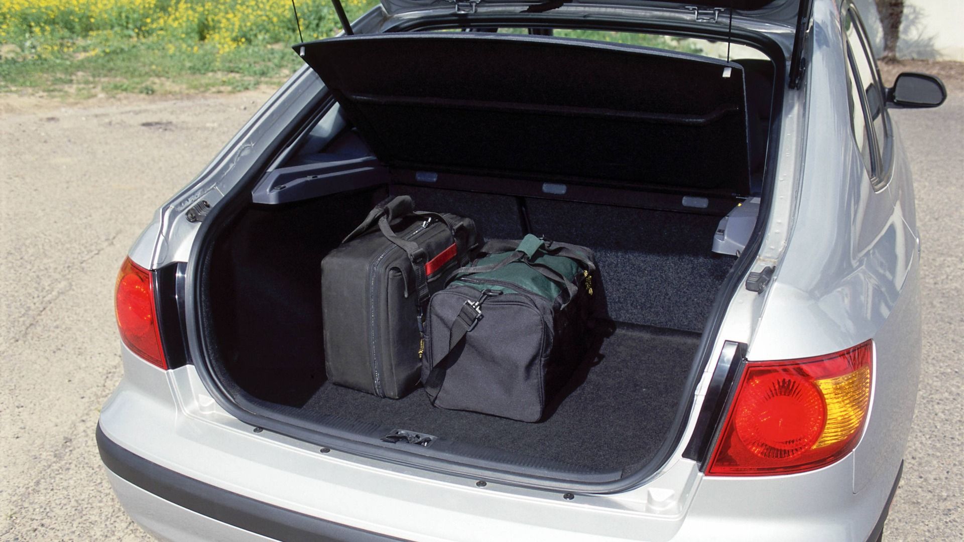 2002 Hyundai Elantra GT trunk