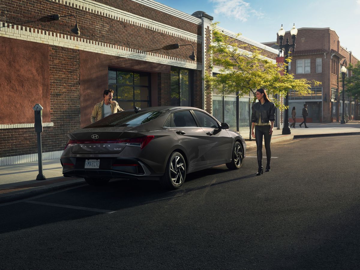 Hyundai Elantra Hybrid, Rear 3/4 Shot