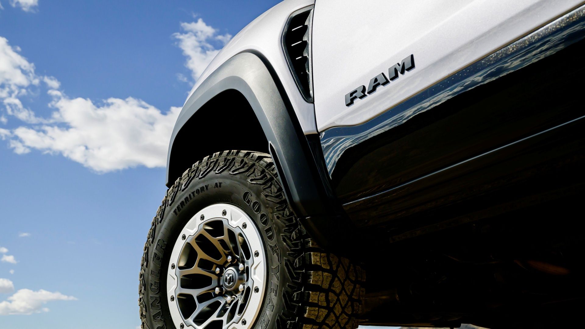 Difference between Bead Lock And Standard Wheels: Key Benefits Explained