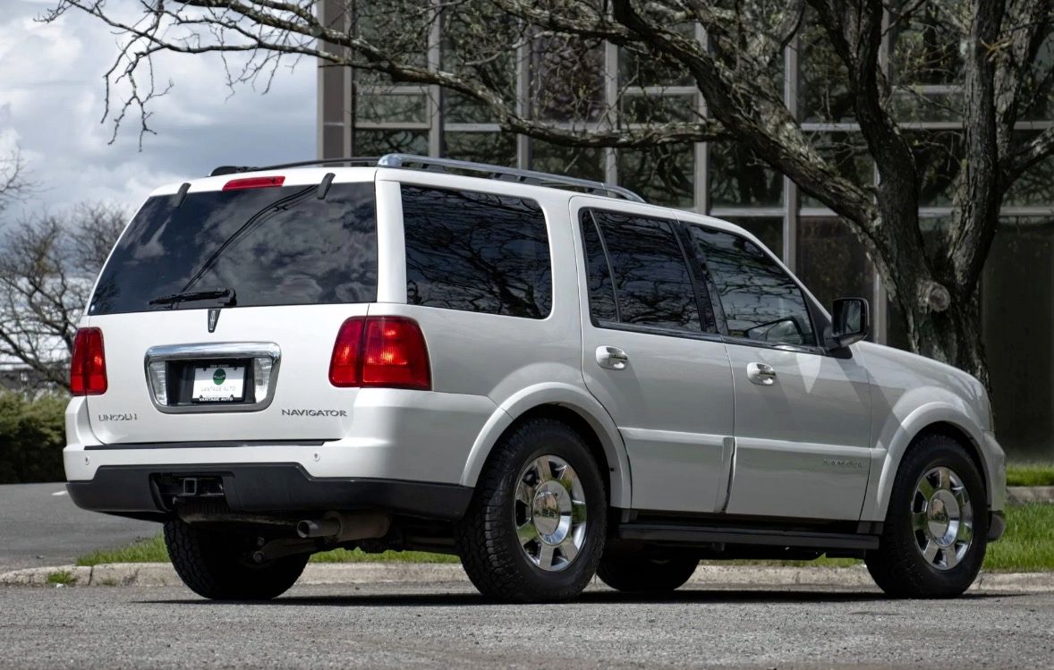 2005 Lincoln Navigator rear 3/4