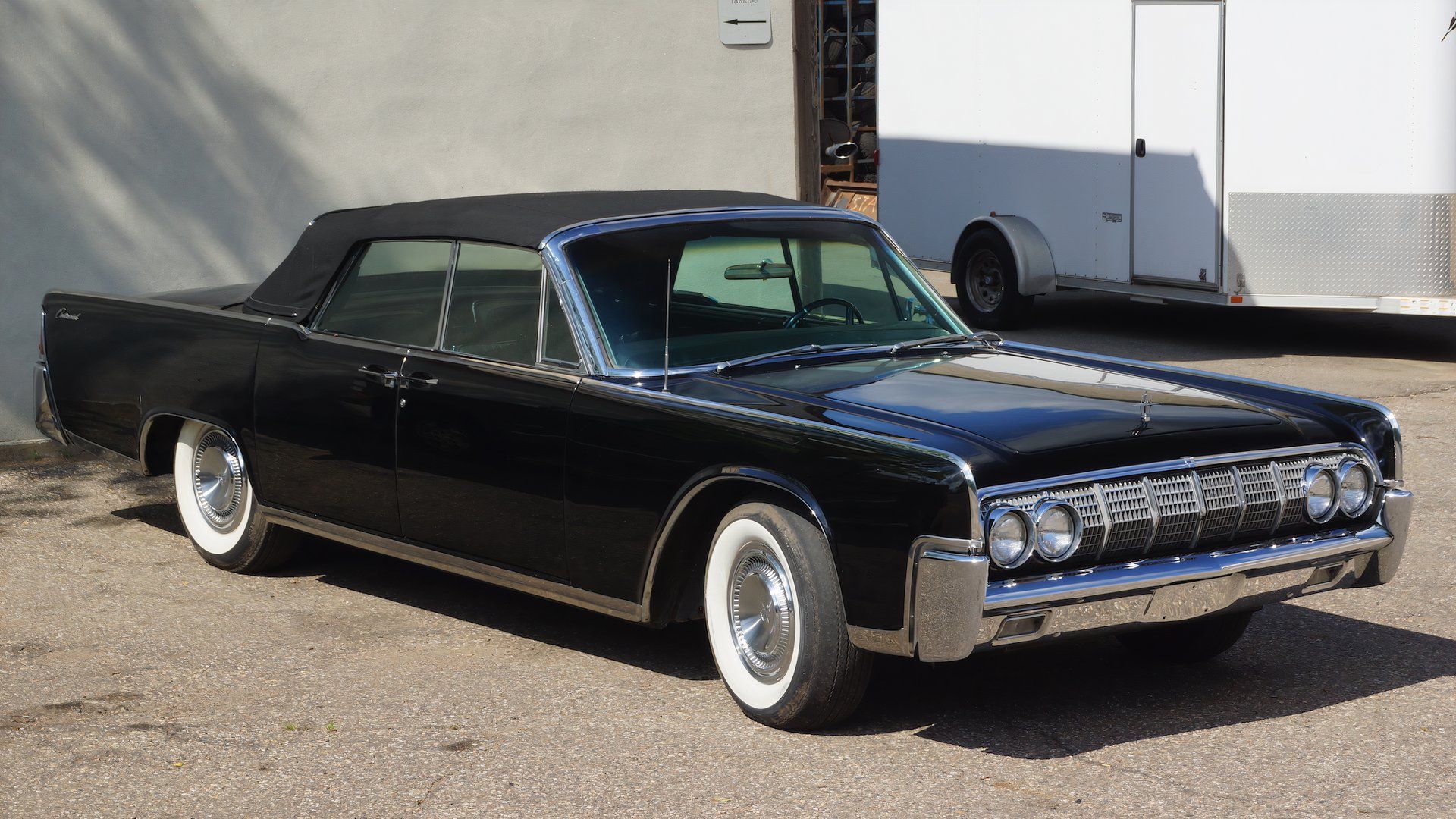 1964_Lincoln_Continental_Convertible_(35311876713)_(cropped)