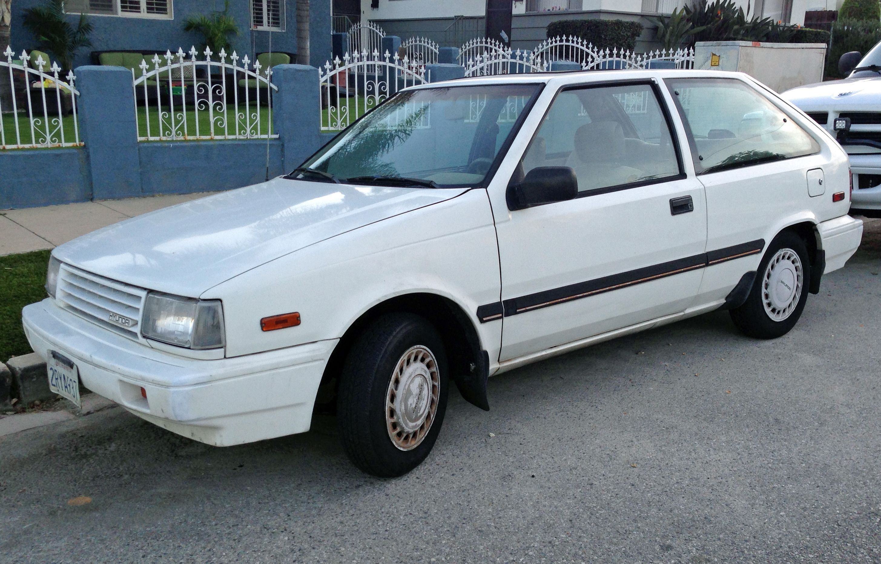 1989_Hyundai_Excel_GL_3-dr,_front_left