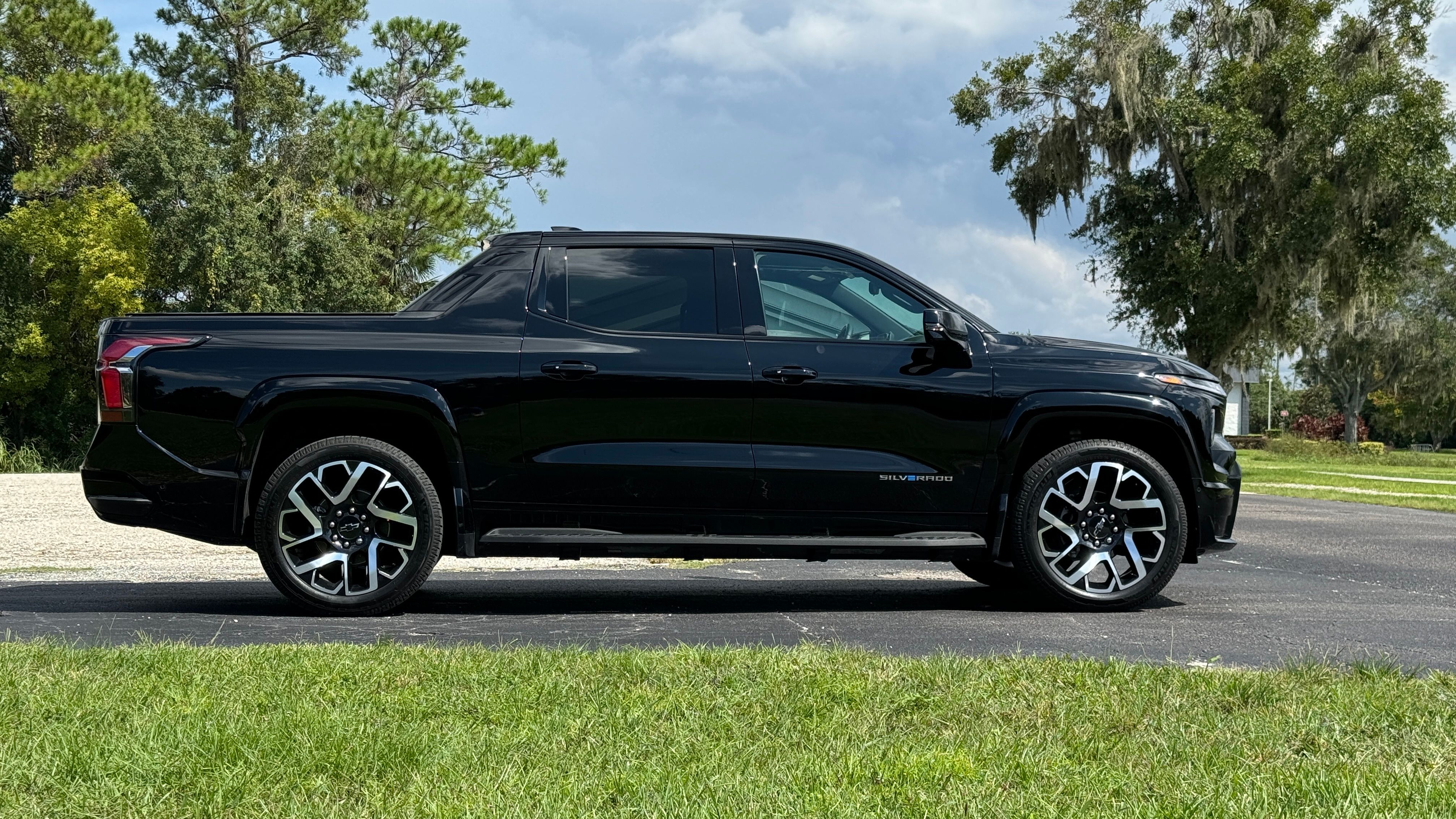 2024 Chevrolet Silverado EV side static