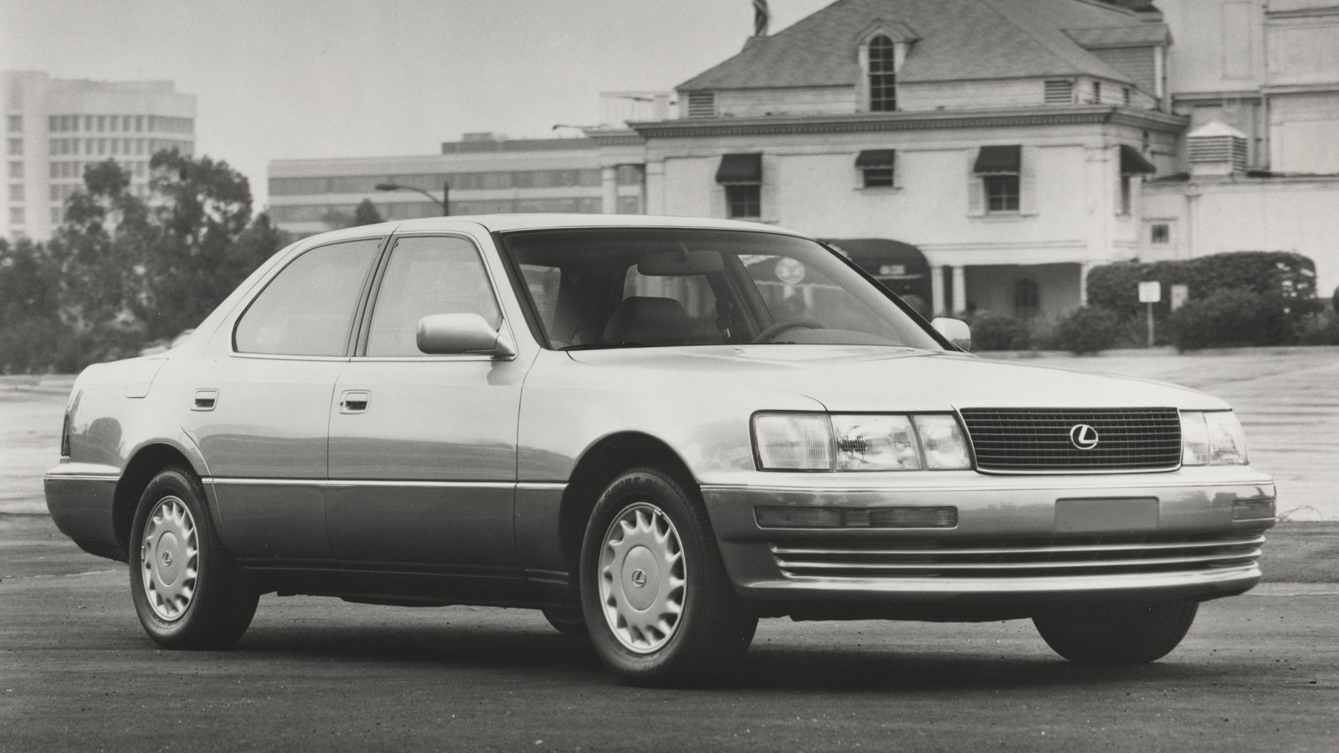 Lexus LS 400 in black and white