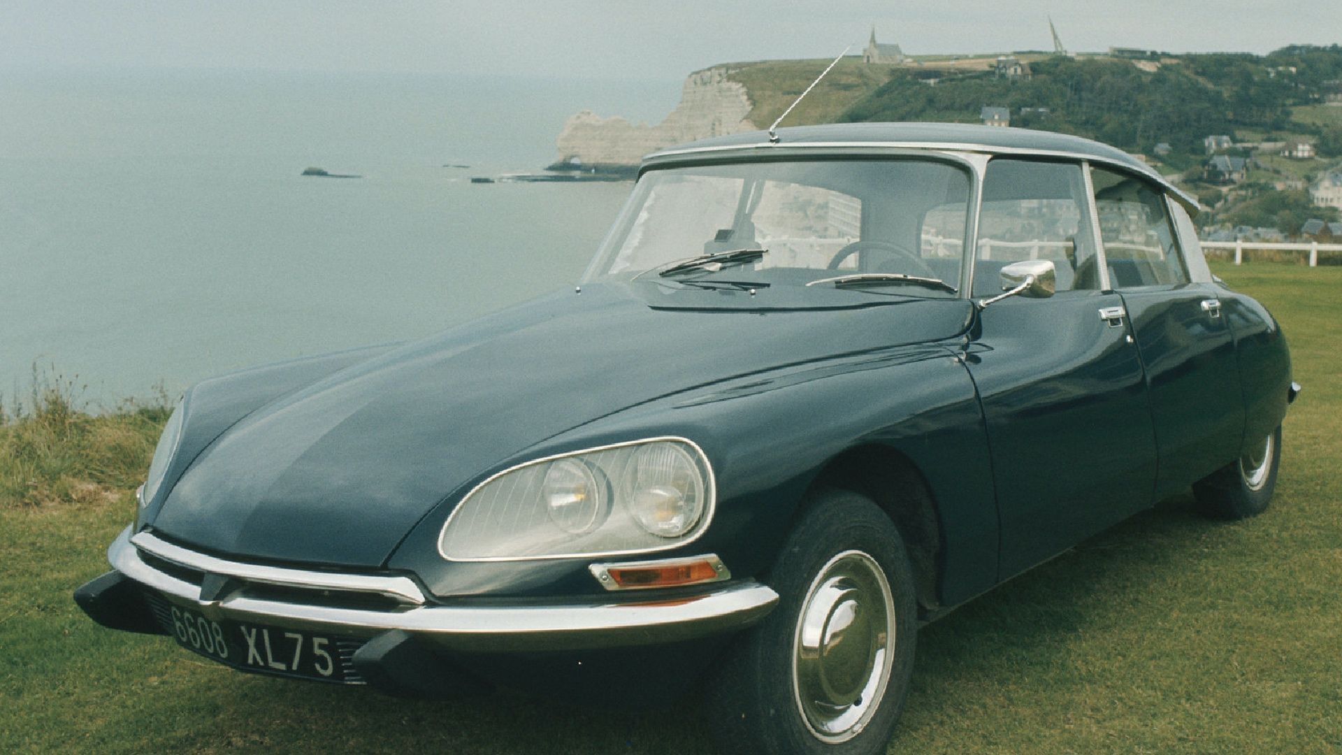 The Citroën DS Had A Novel Suspension That Was 50 Years Ahead Of Its Time