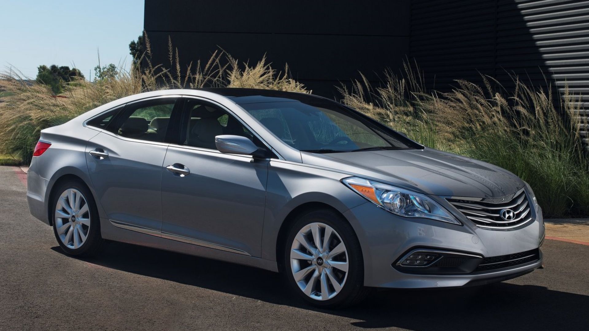 Hyundai's Forgotten Azera Premium Sedan Is A Bargain In 2026