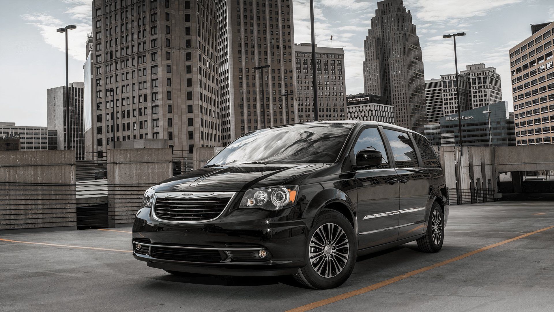 2016 Chrysler Town And Country front 1/4