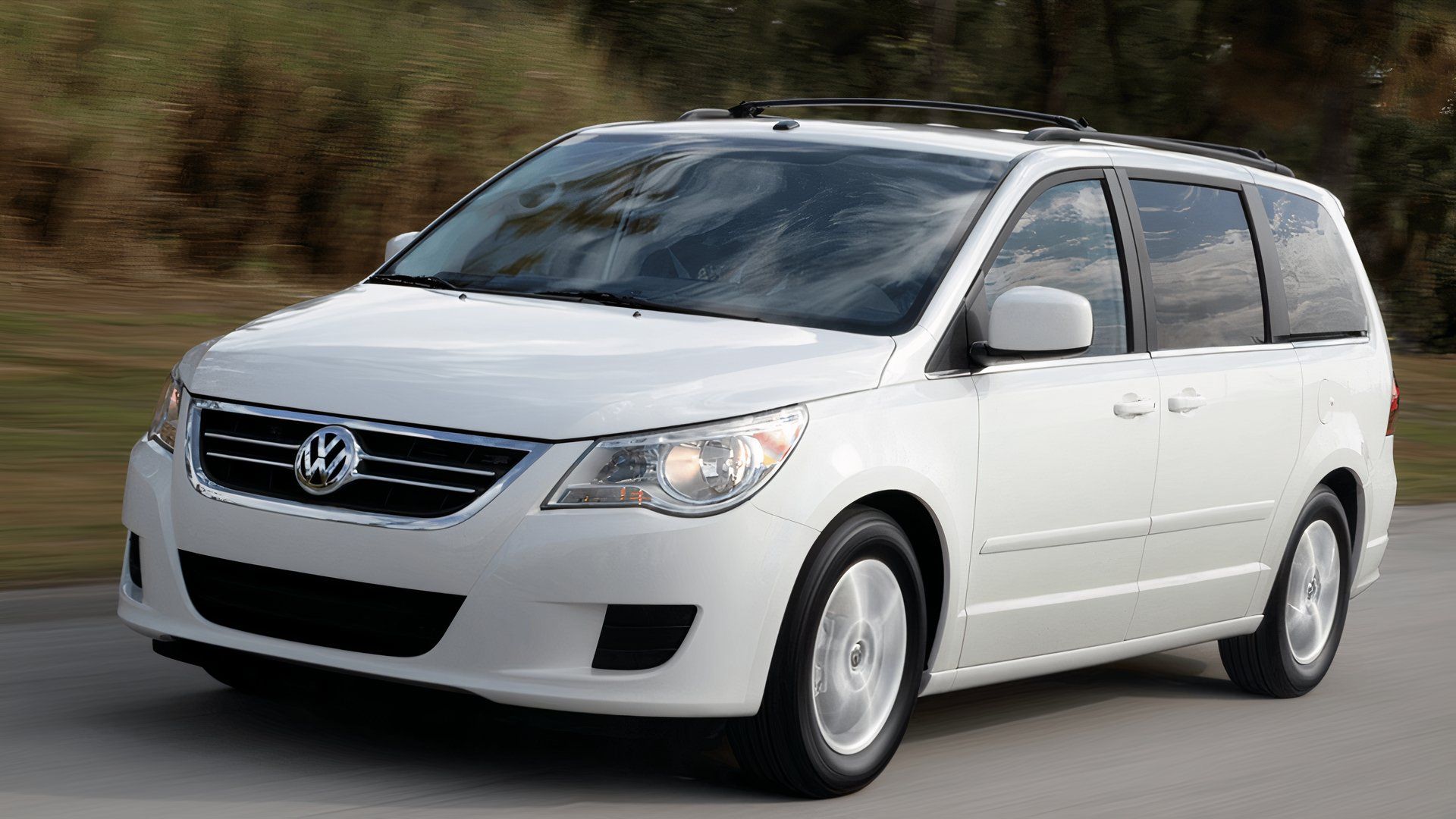 2014 Volkswagen Routan front 1/4