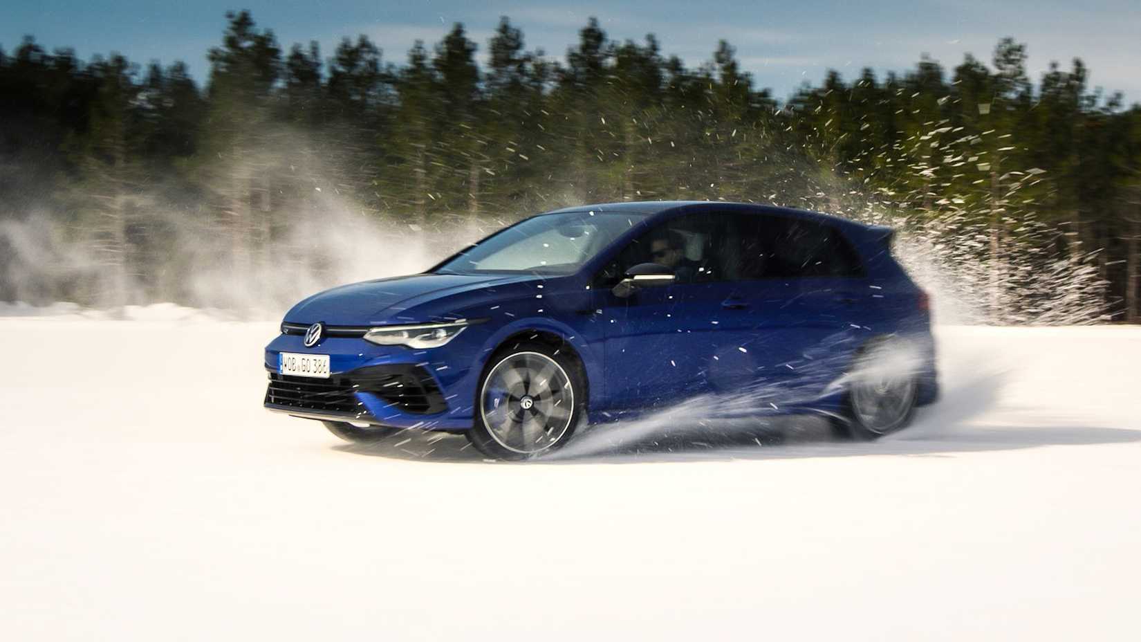 How To Drive In Snow Safely: 10 Essential Tips