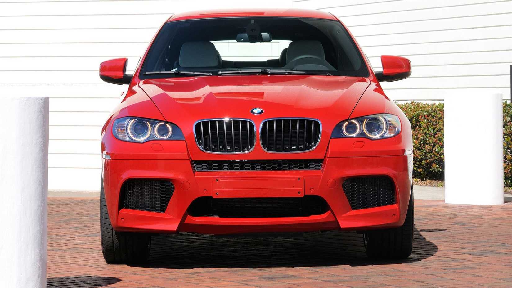 2009-2012 BMW X6 M Front with hot vee engine