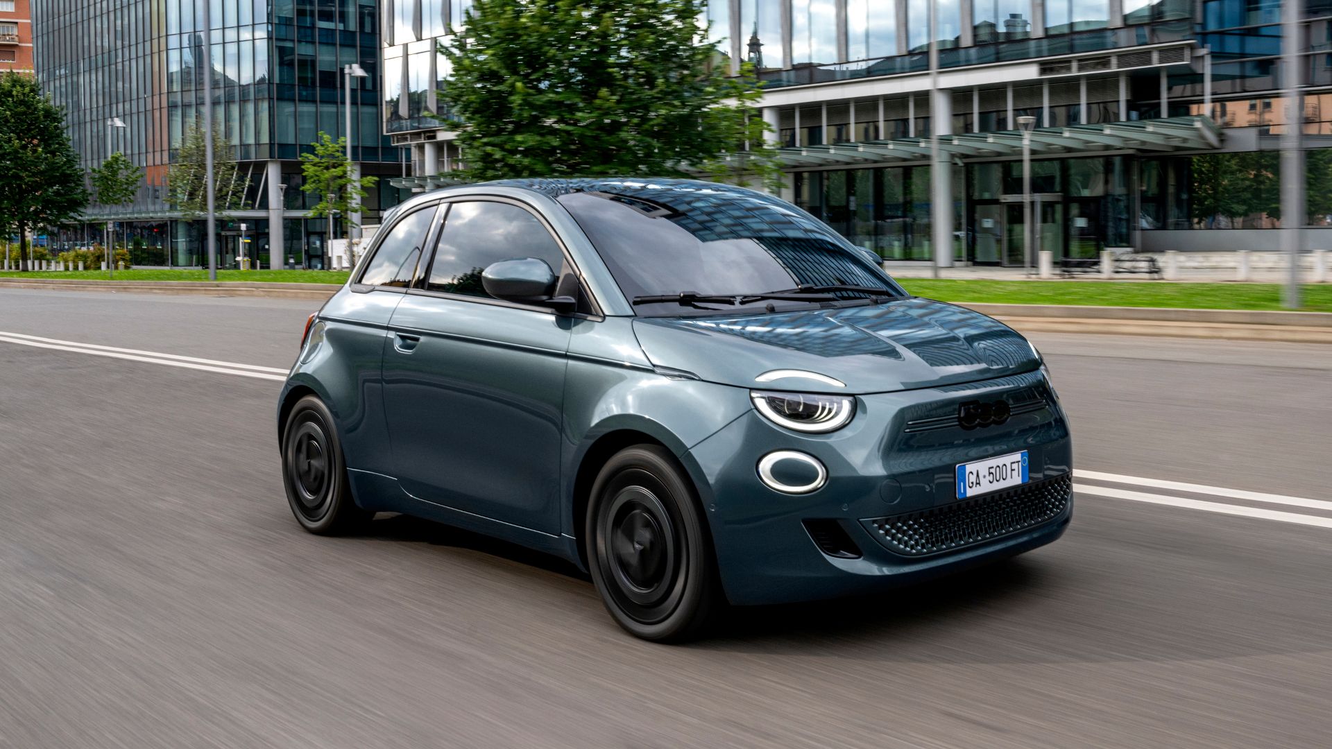 2025 Fiat 500e Giorgio Armani (9)