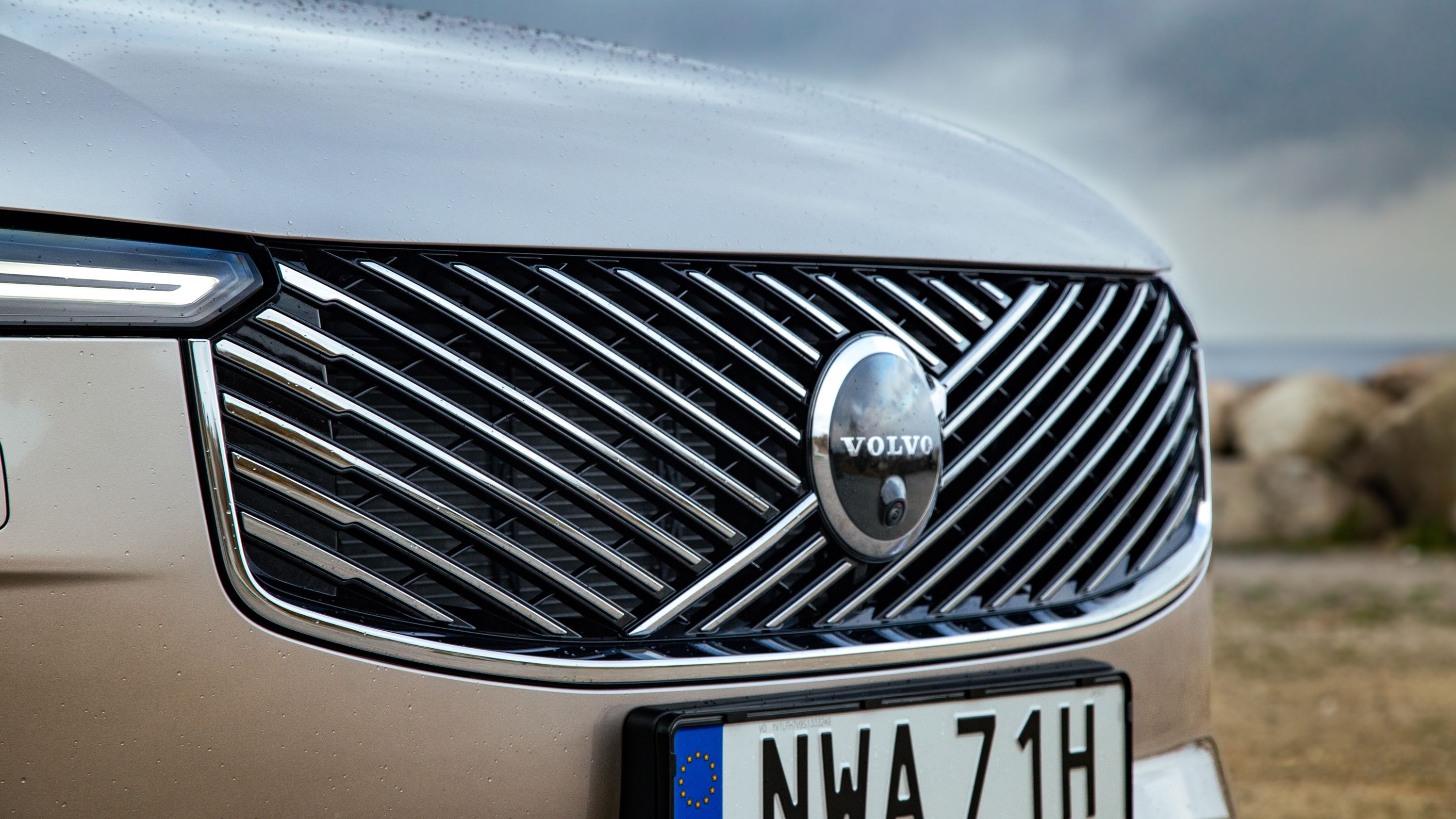 2025 Volvo XC90 Bright Dusk Grille Detail (1)